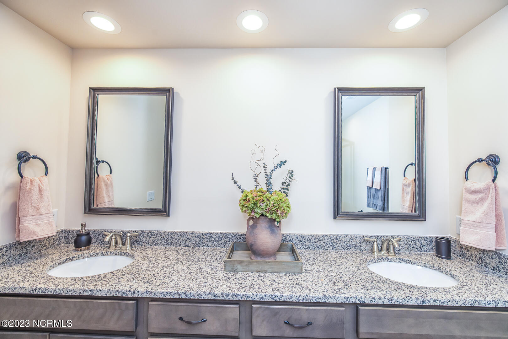 100512925 | Photo 32