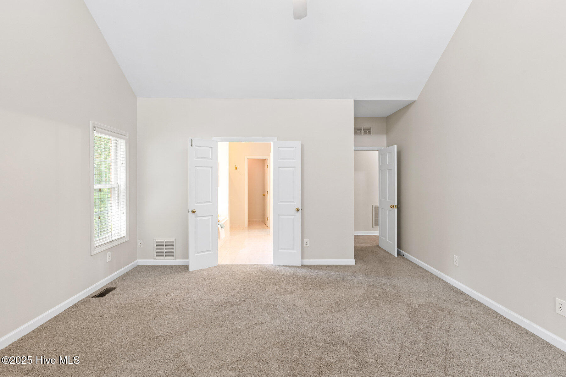 100519162 | Photo 24