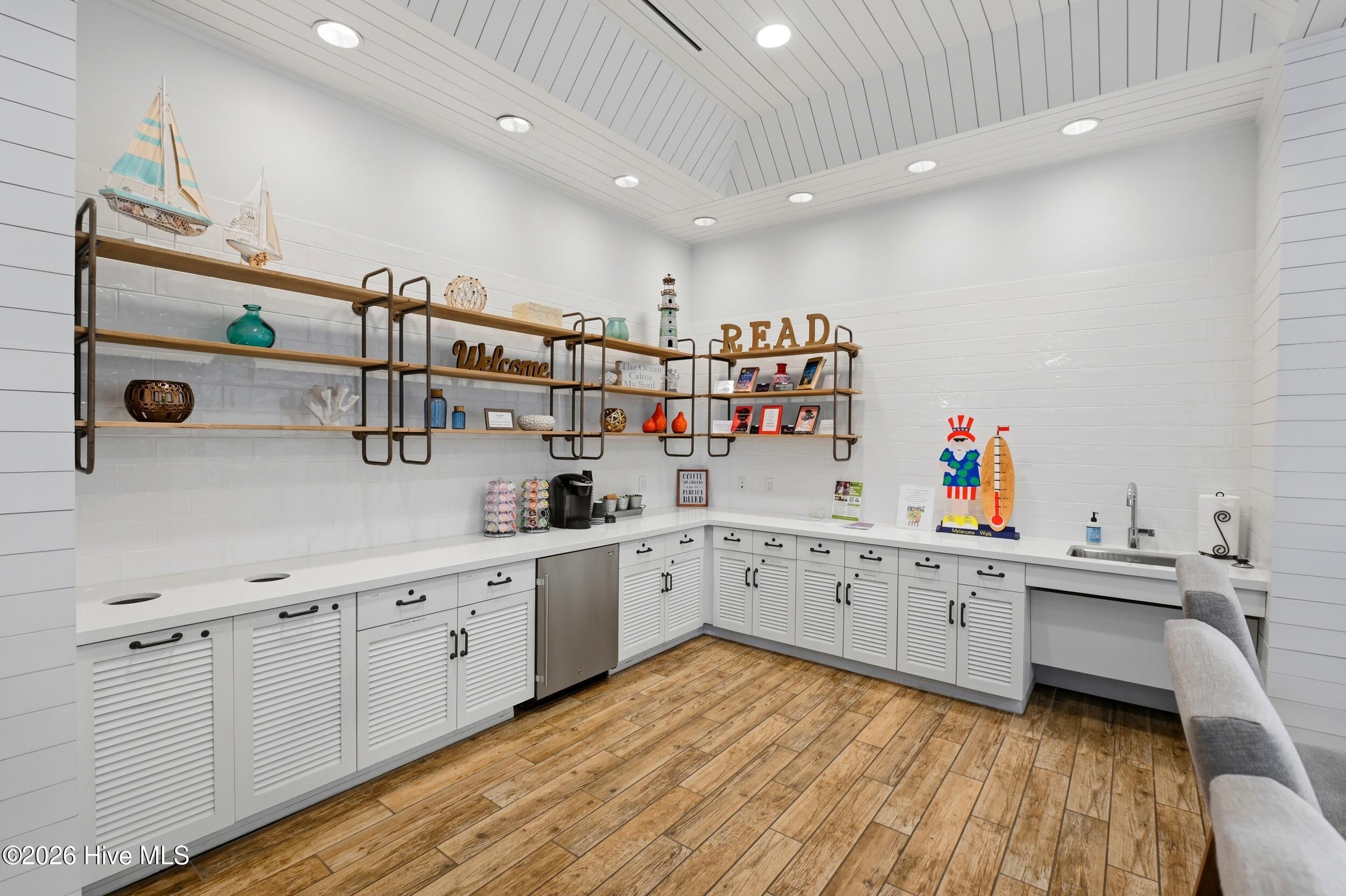 100565292 | Photo 56