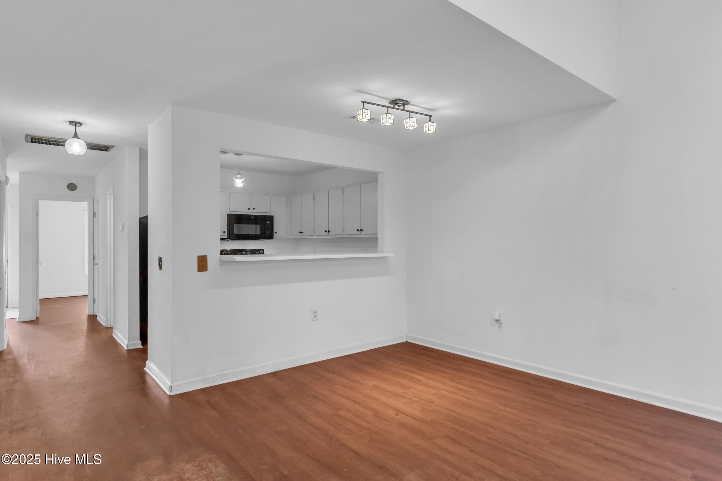 4804 College Road S, Wilmington, NC 28412 – photo 9: Living/Kitchen