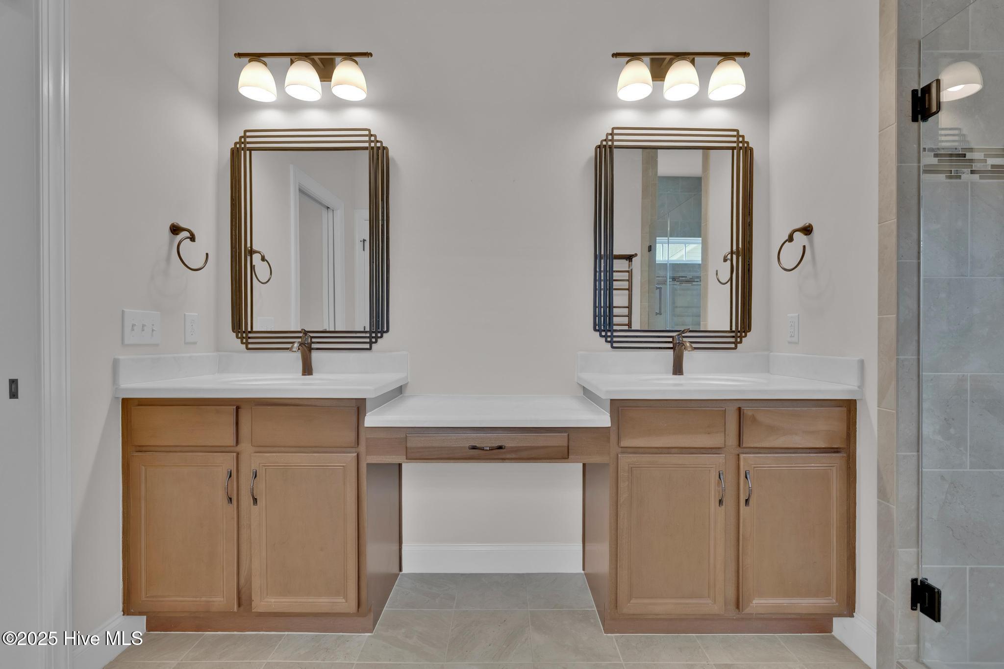 100542823 | Photo 43