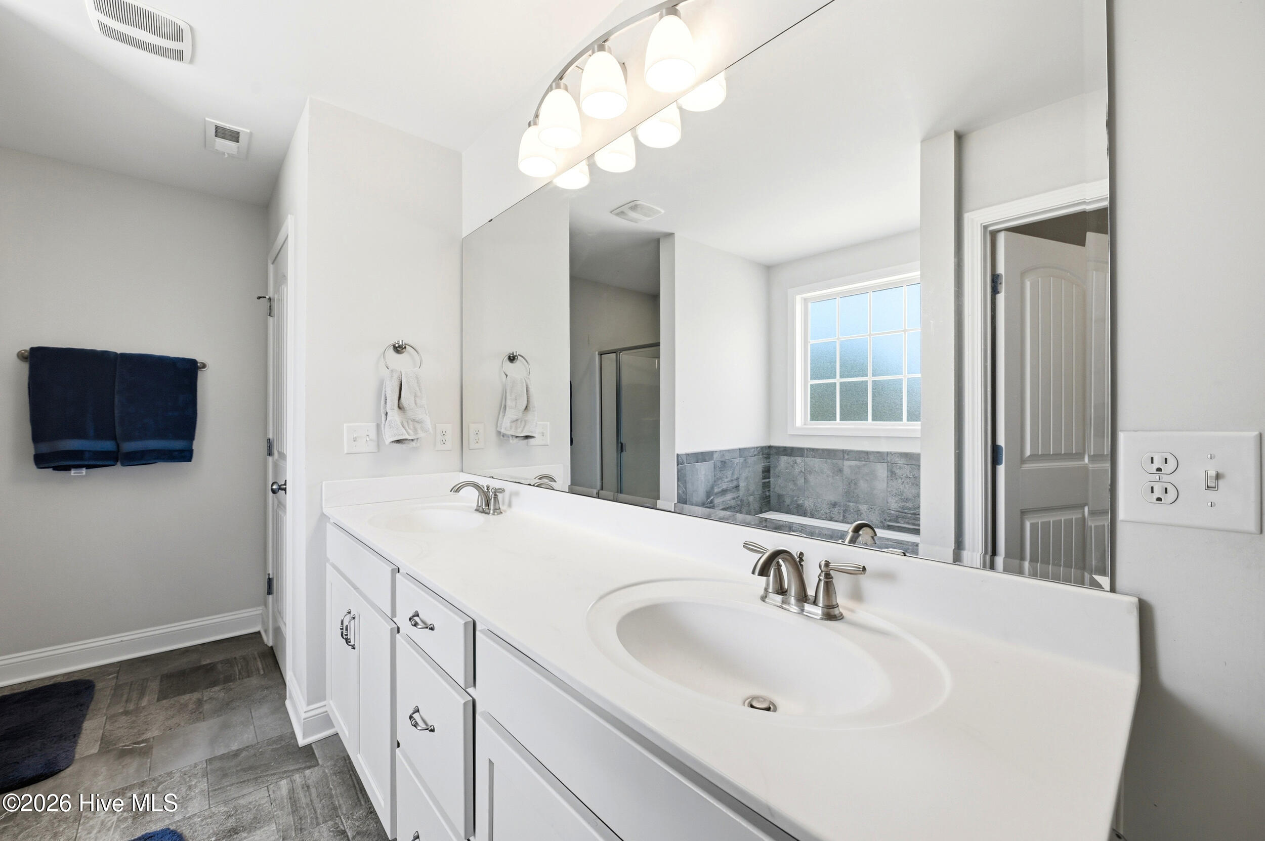 100567137 | Photo 24