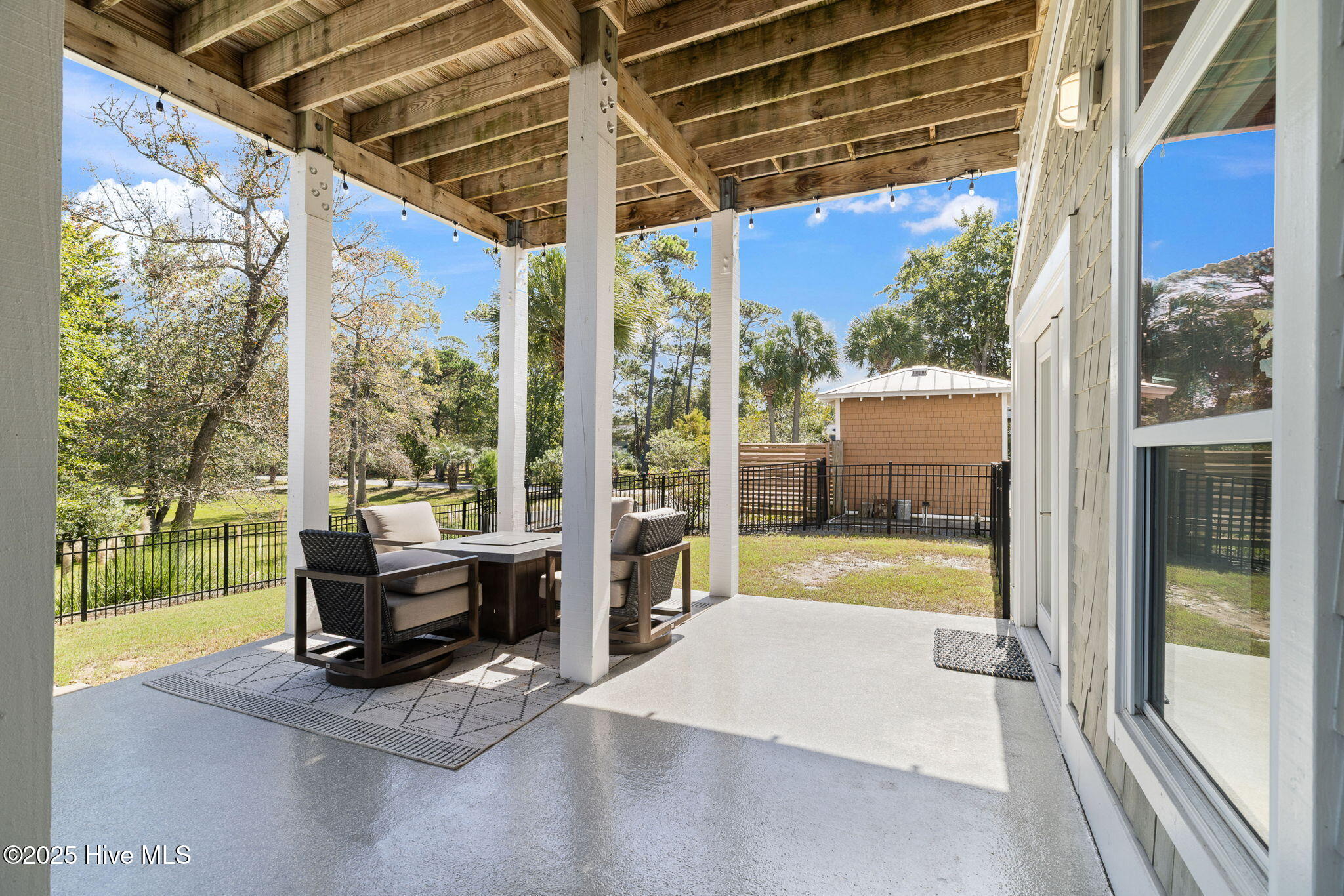 100548263 | Photo 67