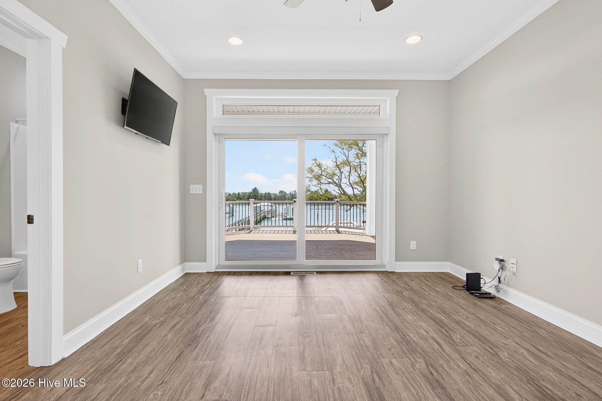 100563982 | Photo 45