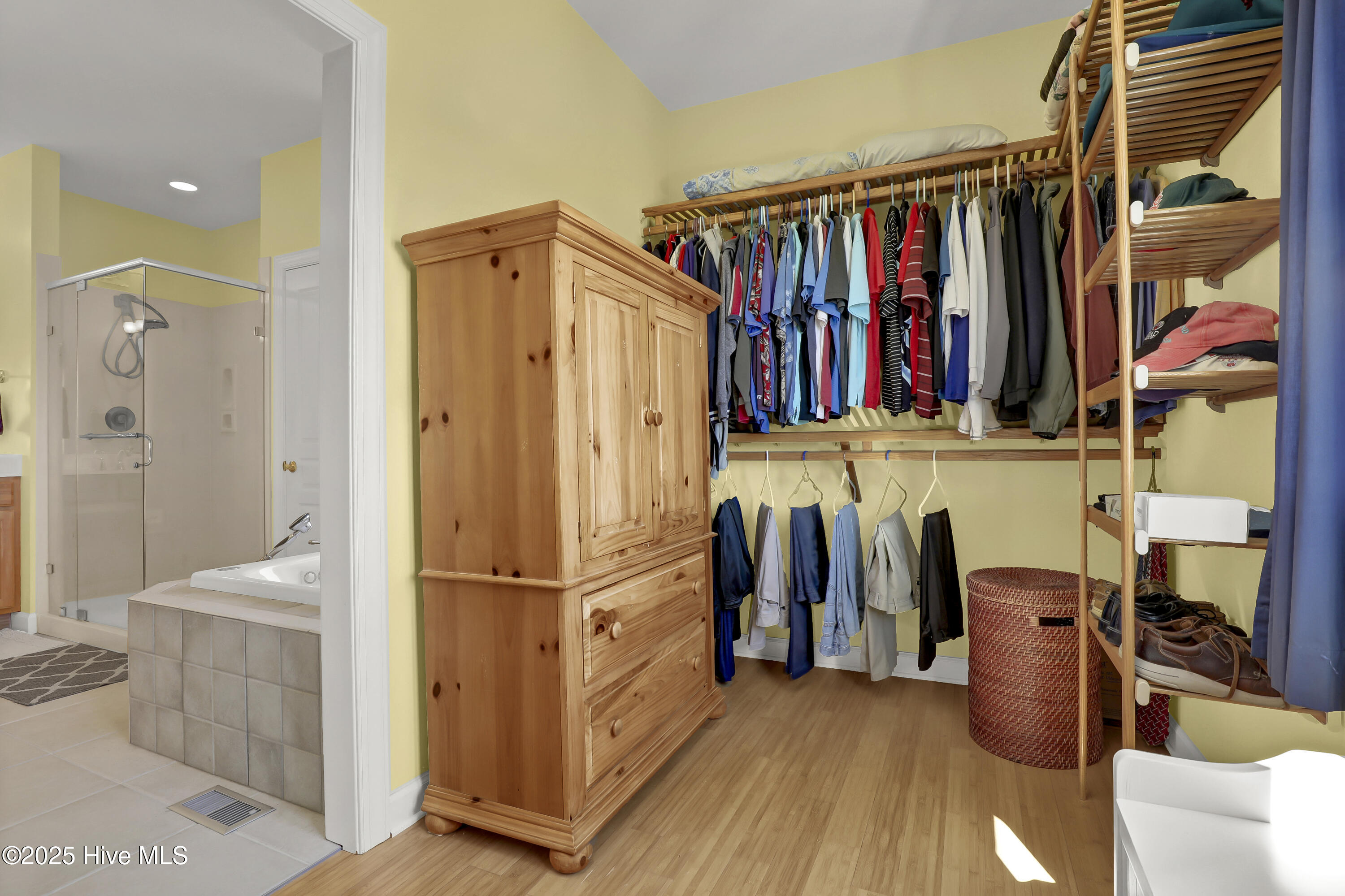 100537166 | Photo 35