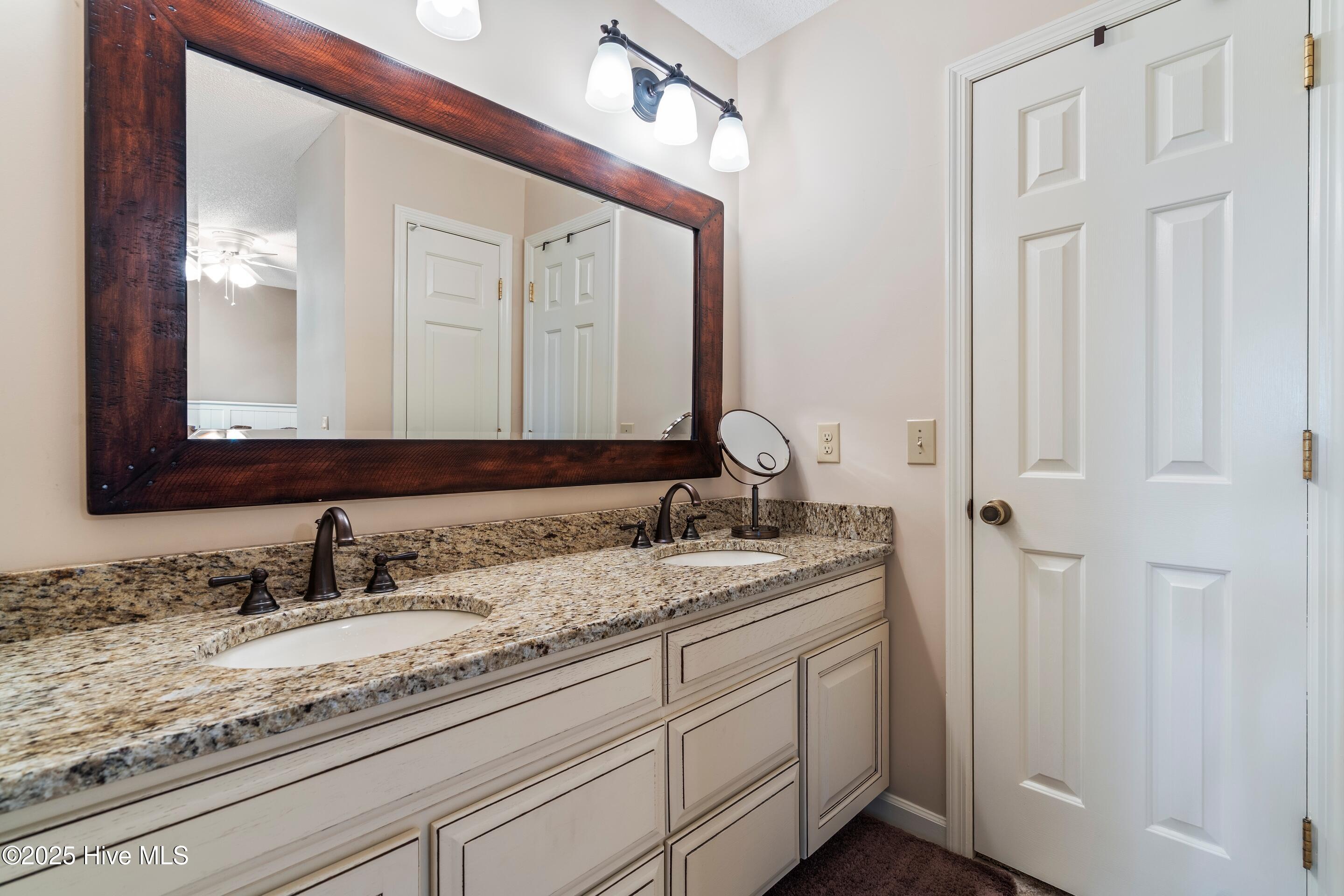 100517160 | Photo 35