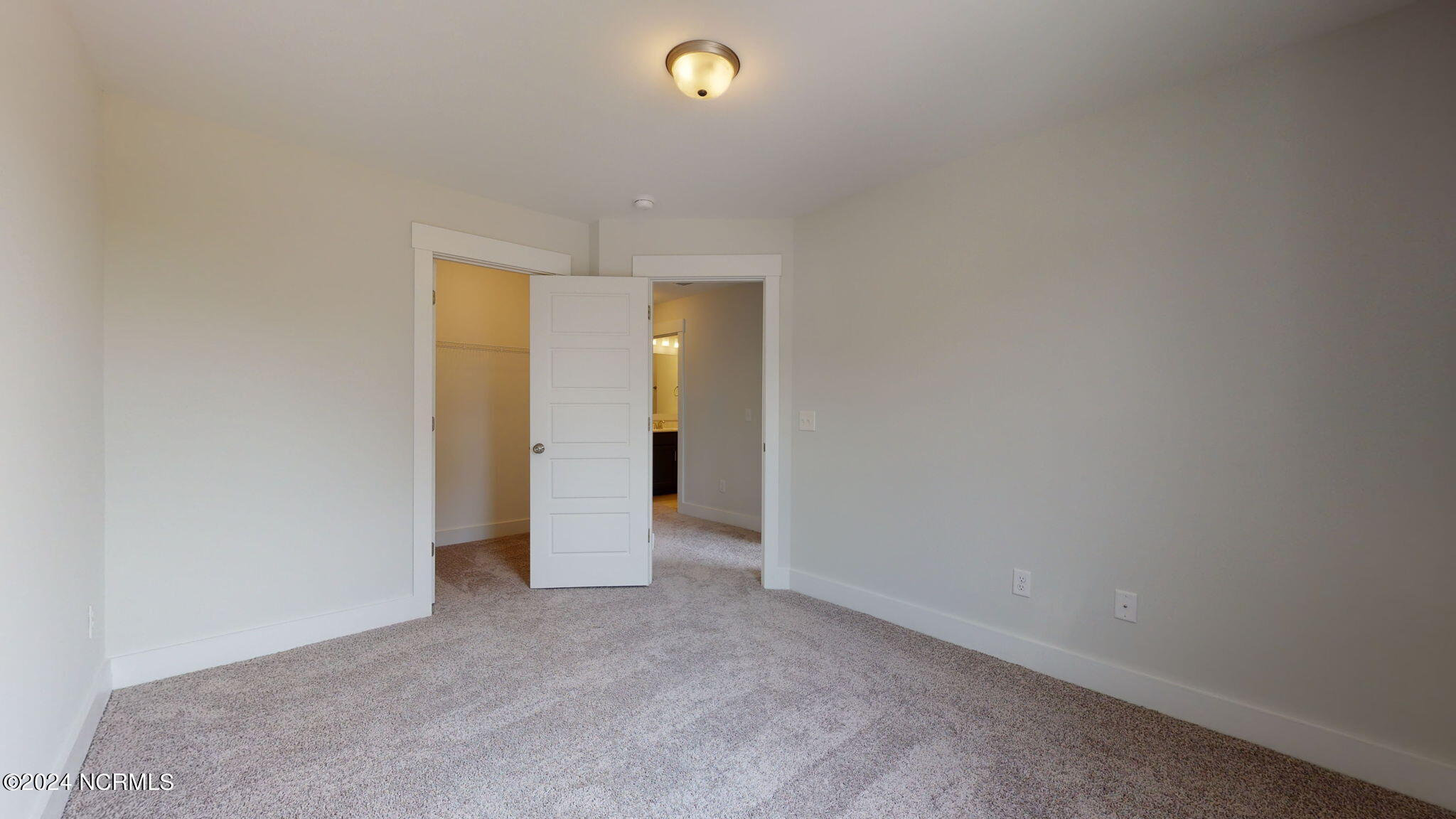 100548244 | Photo 35