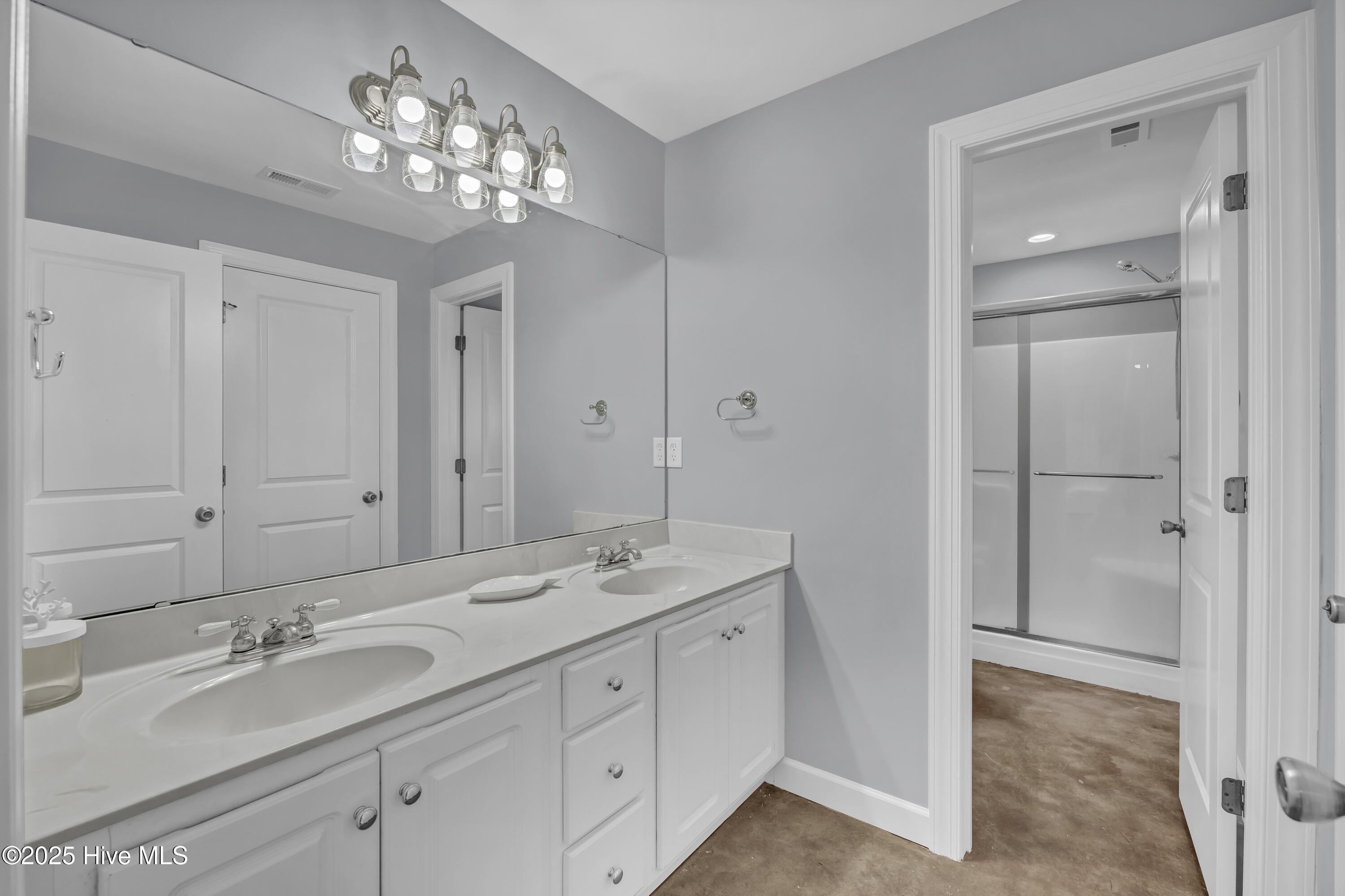 100523371 | Photo 45