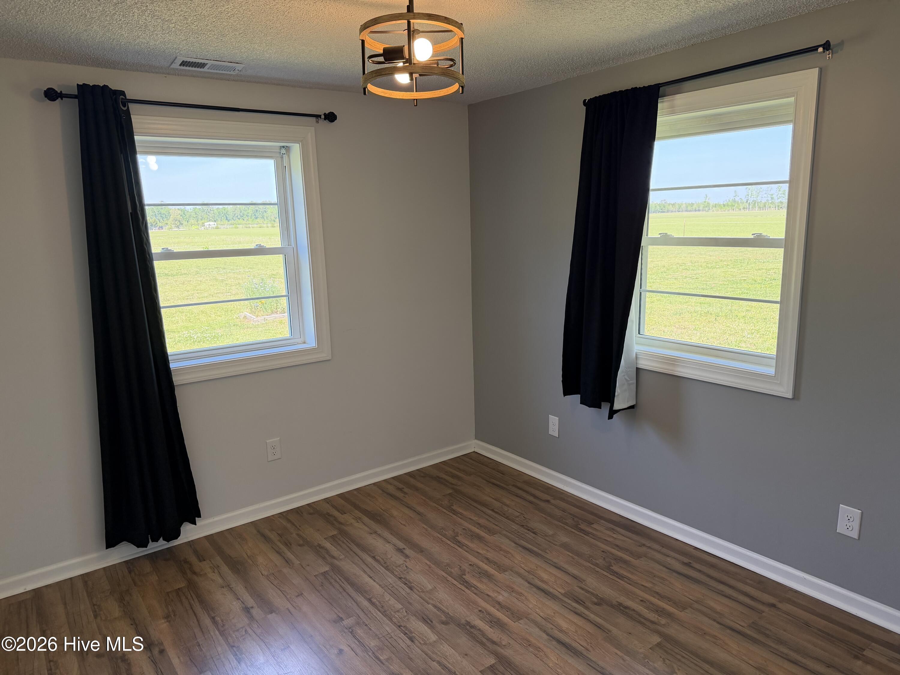 100568098 | Photo 11