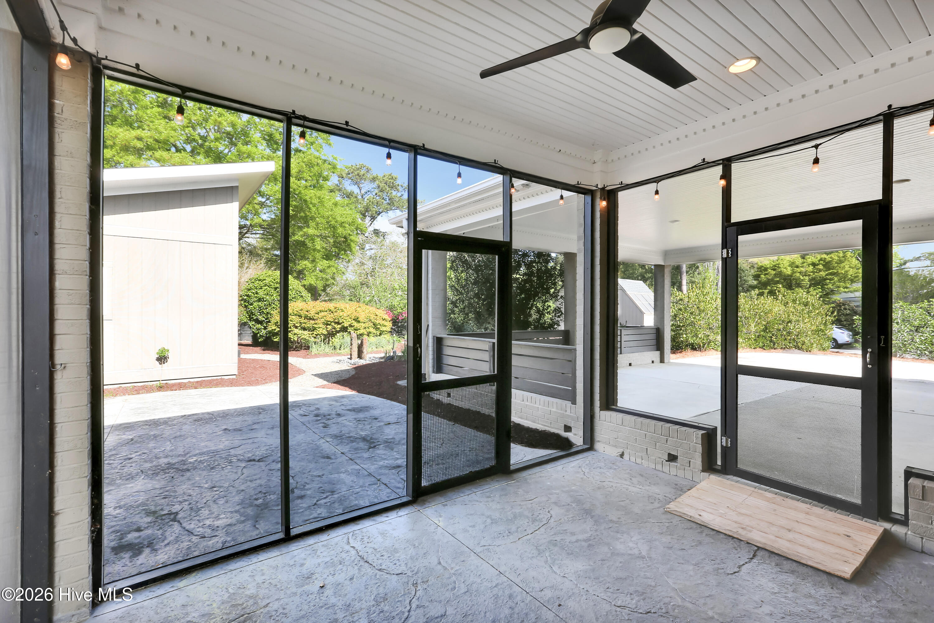 100565189 | Photo 31