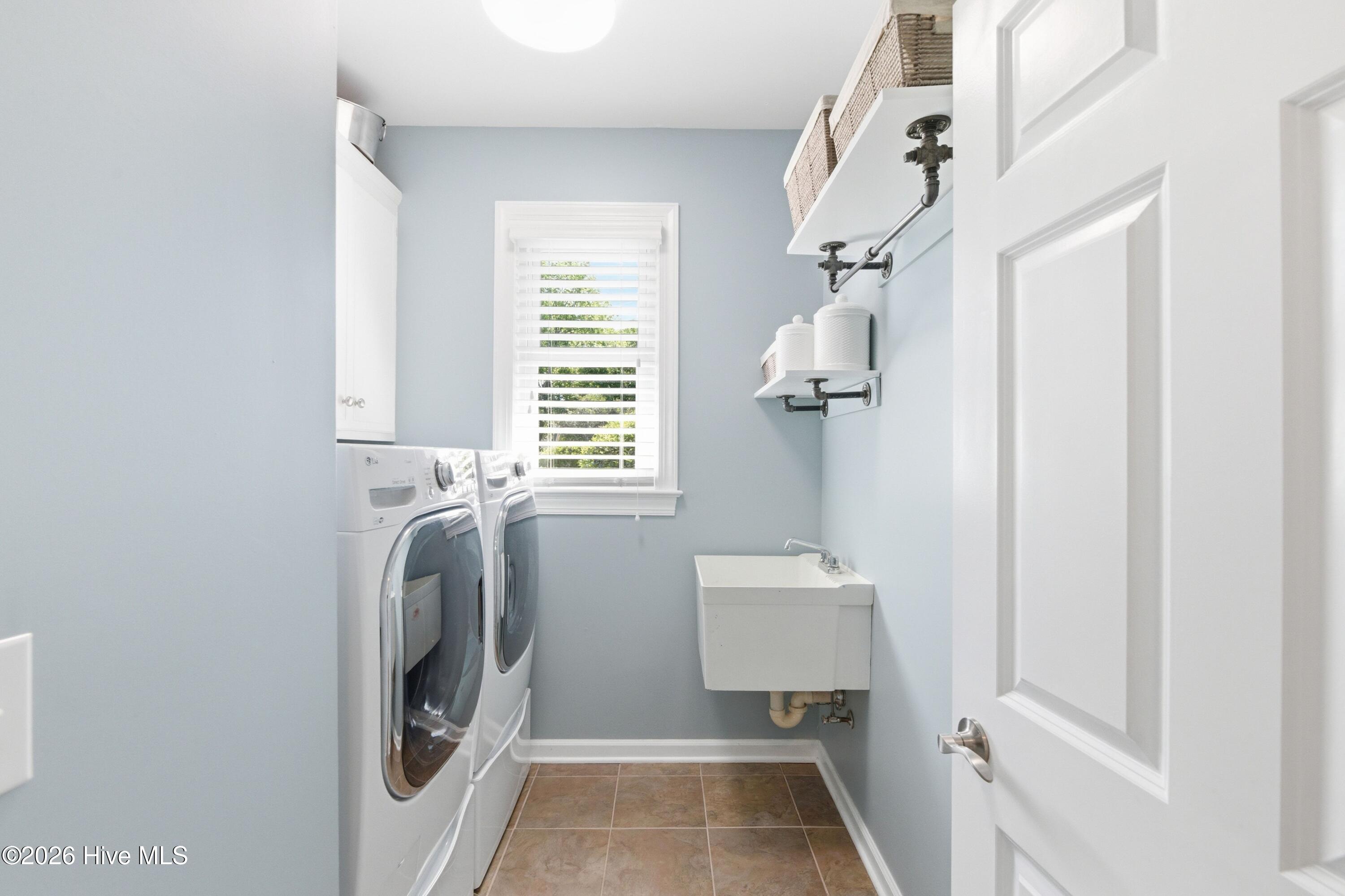 100568689 | Photo 47