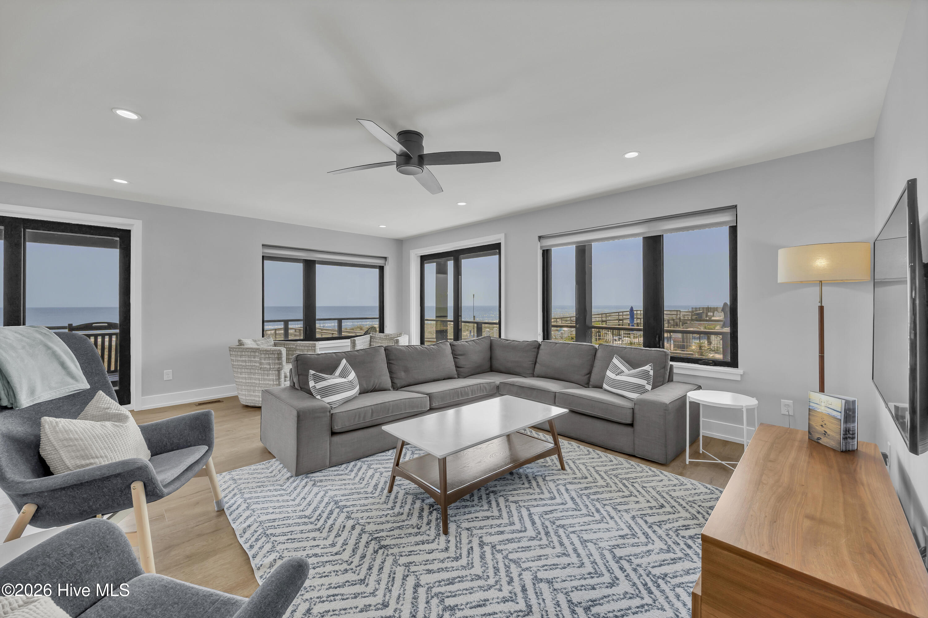 100565280 | Photo 47