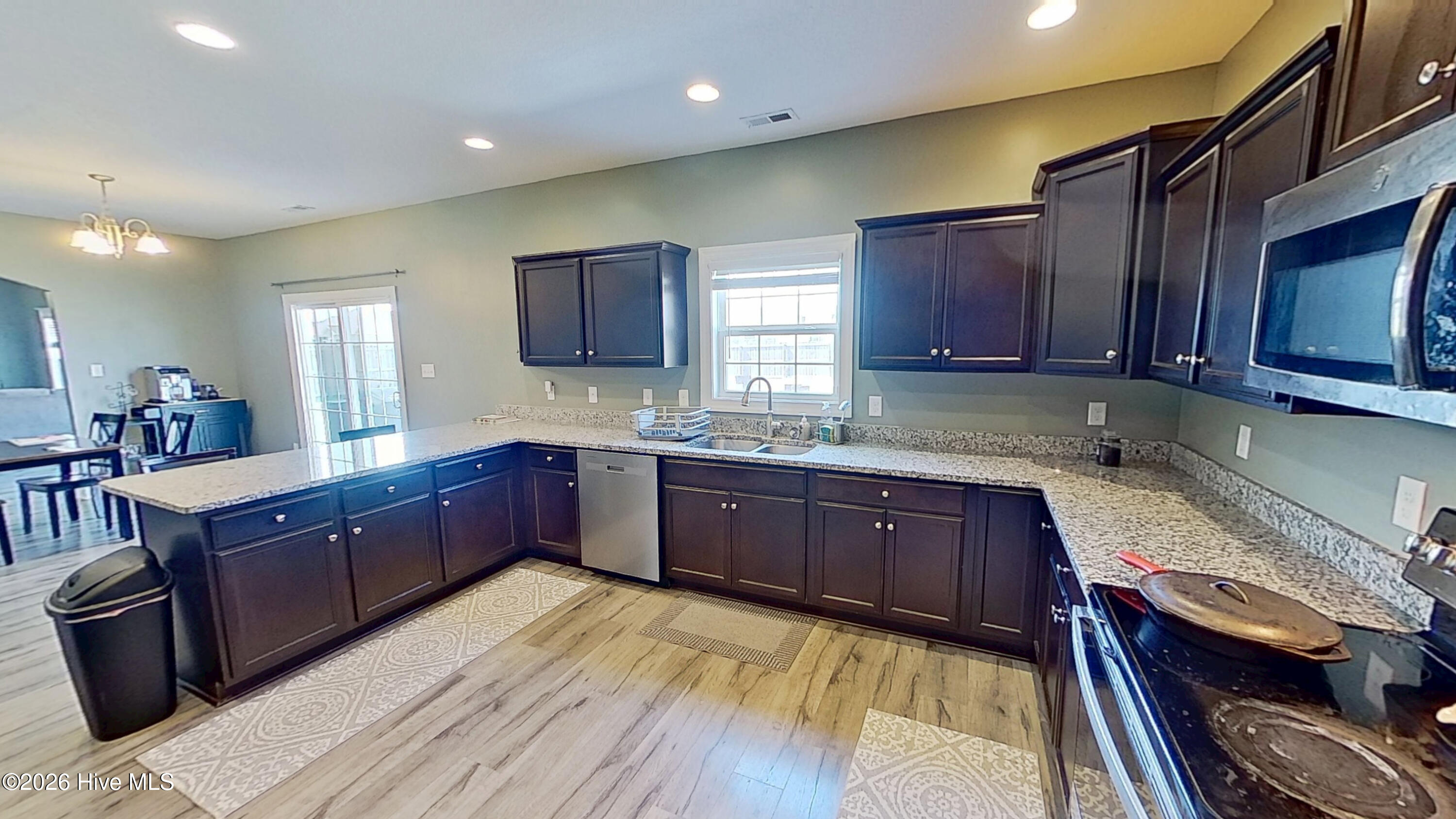 100566911 | Photo 10