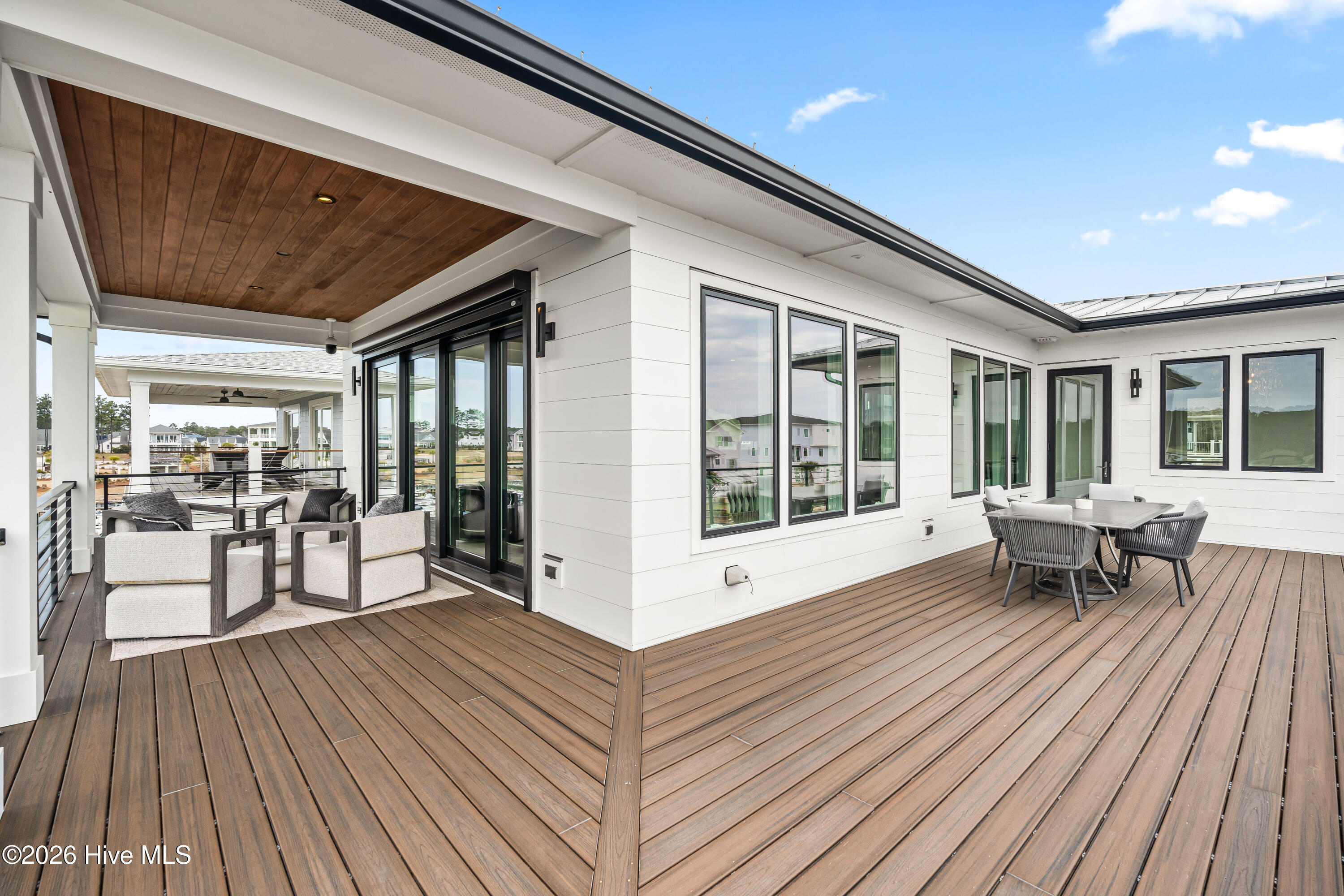 100567165 | Photo 28