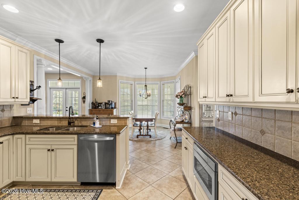 100570572 | Photo 14