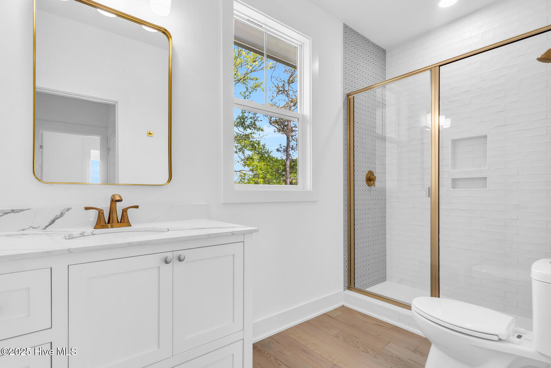 100547120 | Photo 24