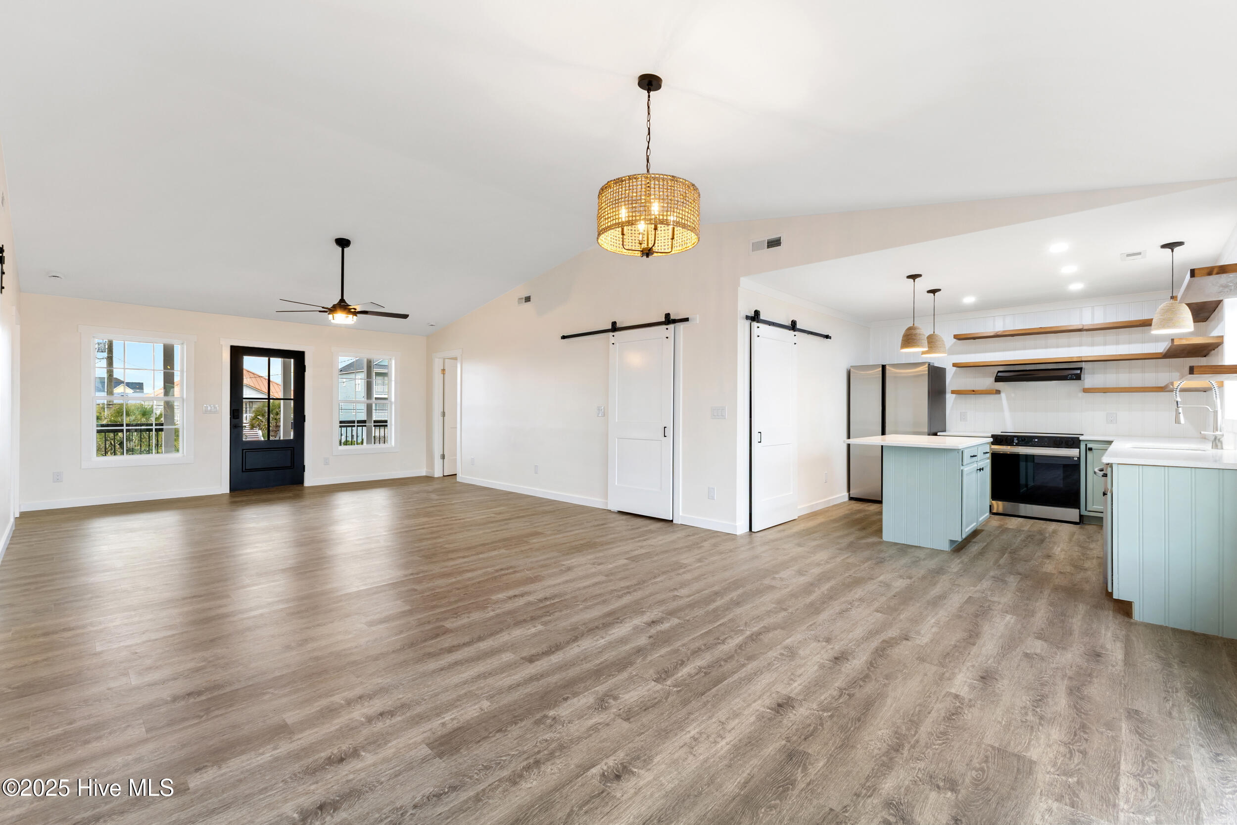 100542875 | Photo 14