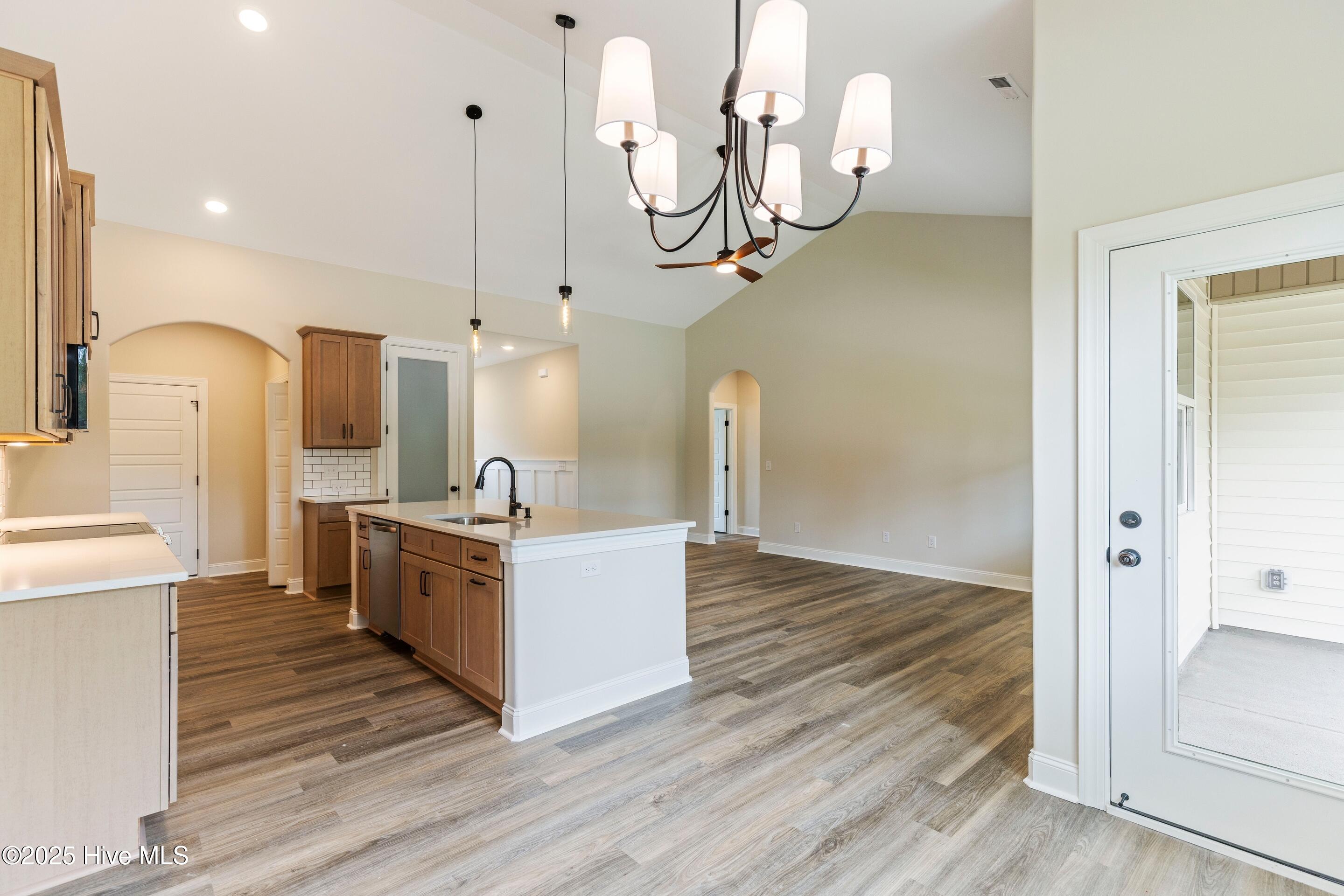 100545595 | Photo 18