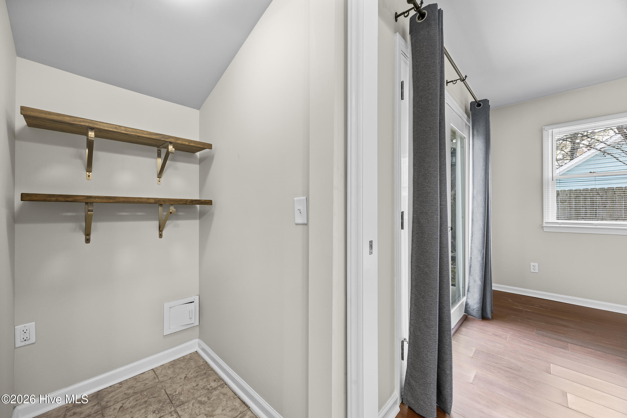 100560305 | Photo 28