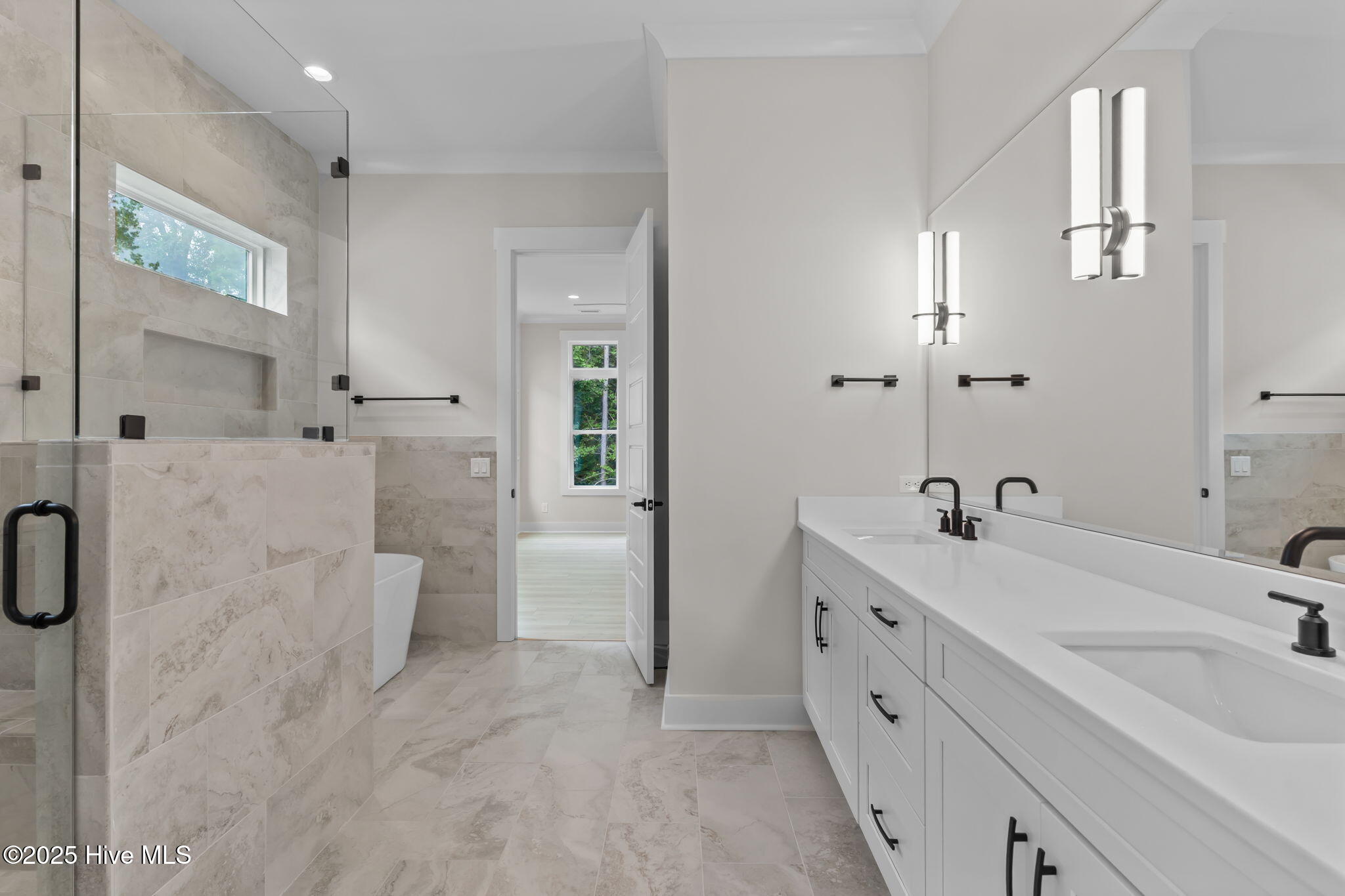 100548099 | Photo 37