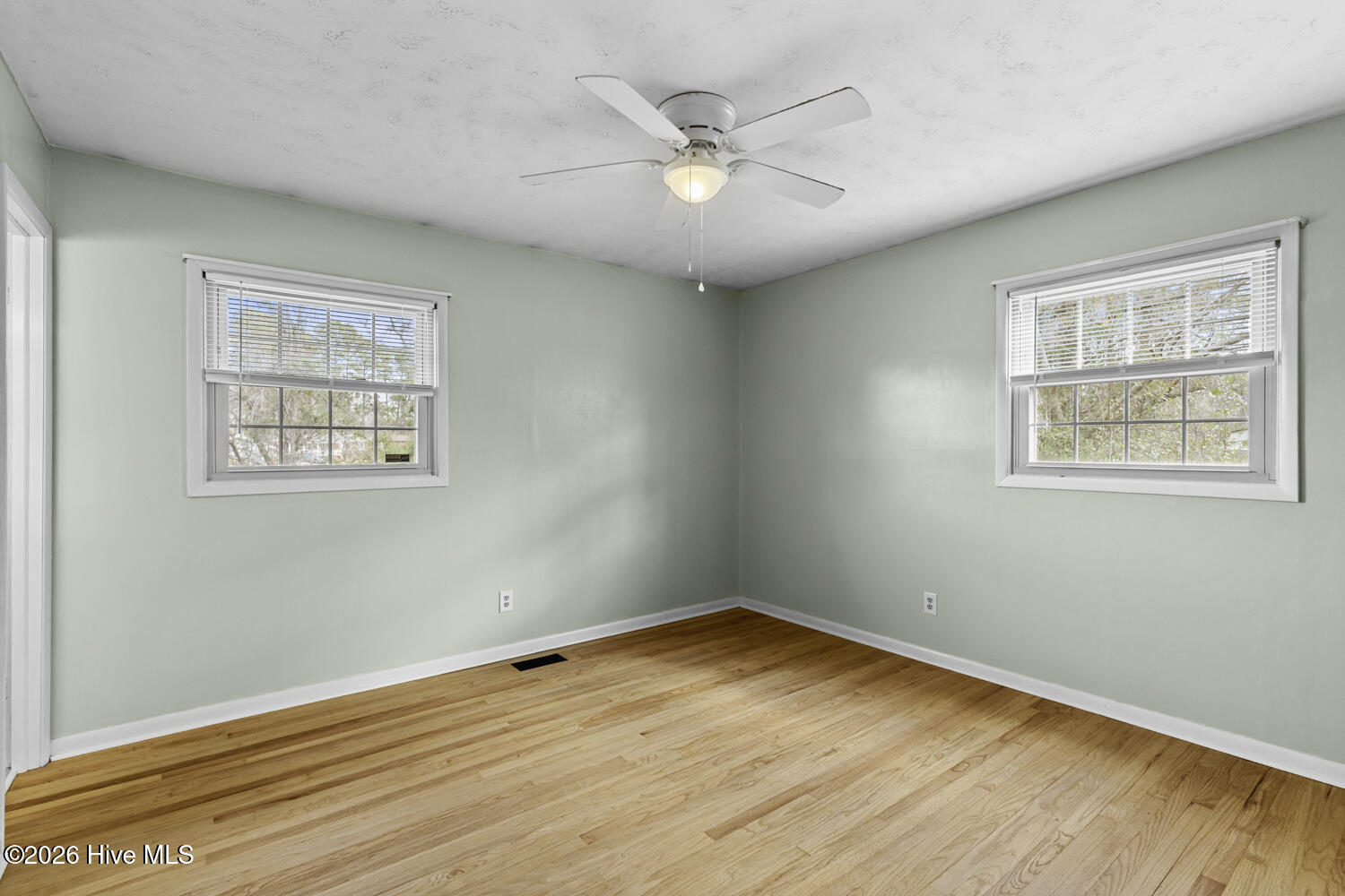 100548988 | Photo 17