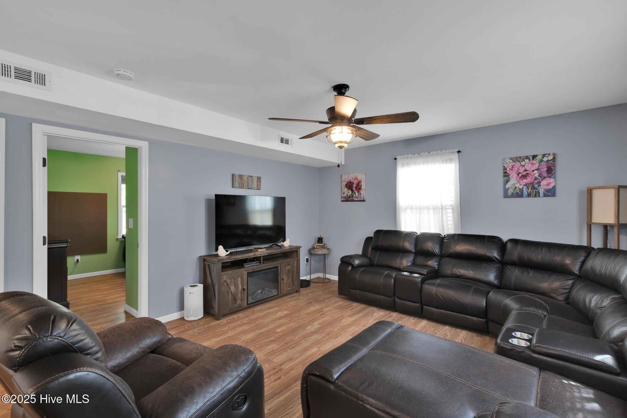 100527008 | Photo 13