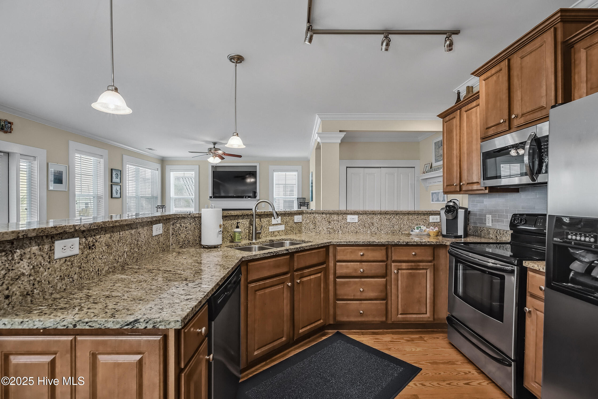 100557922 | Photo 13