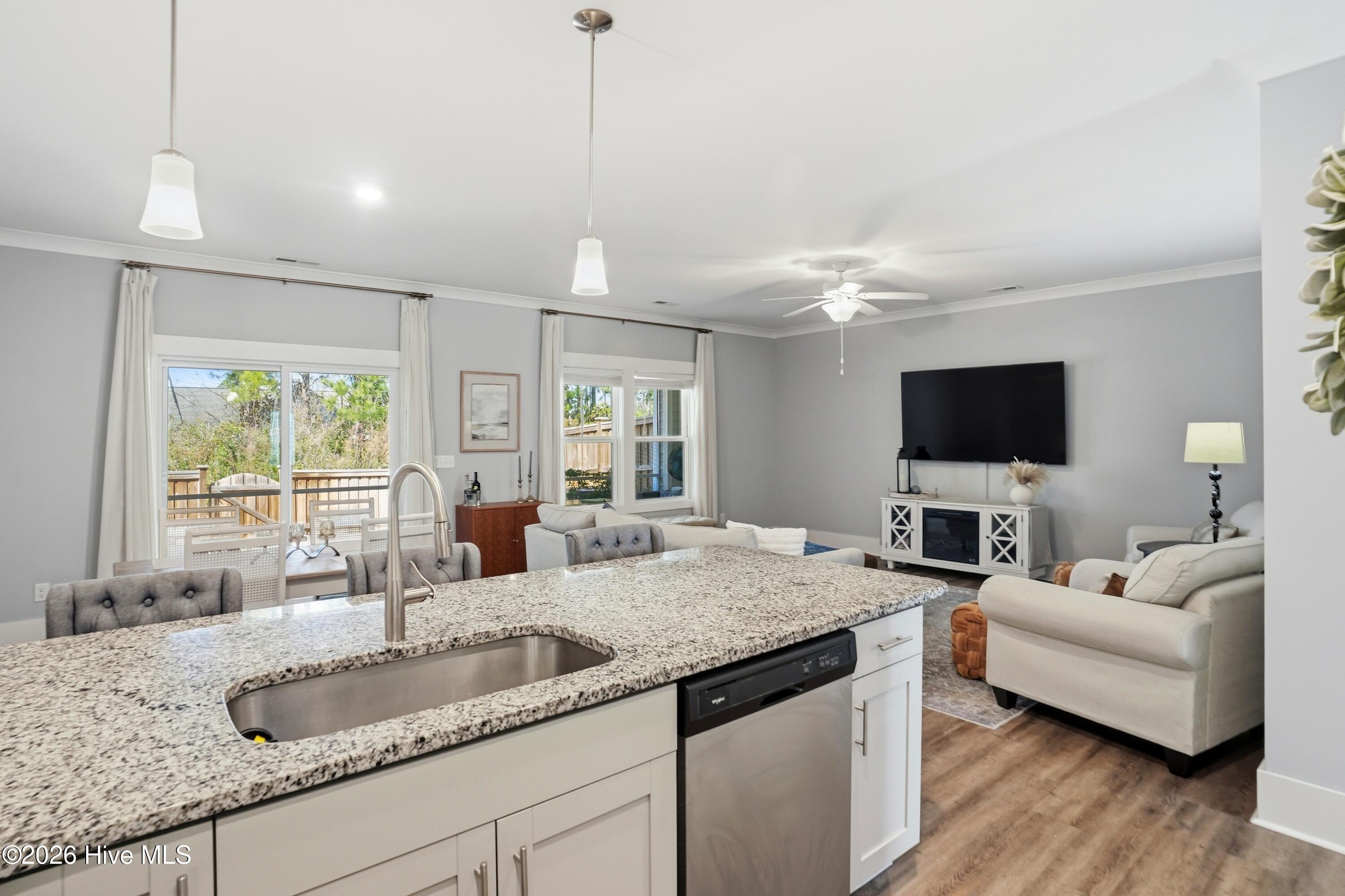 100555182 | Photo 12