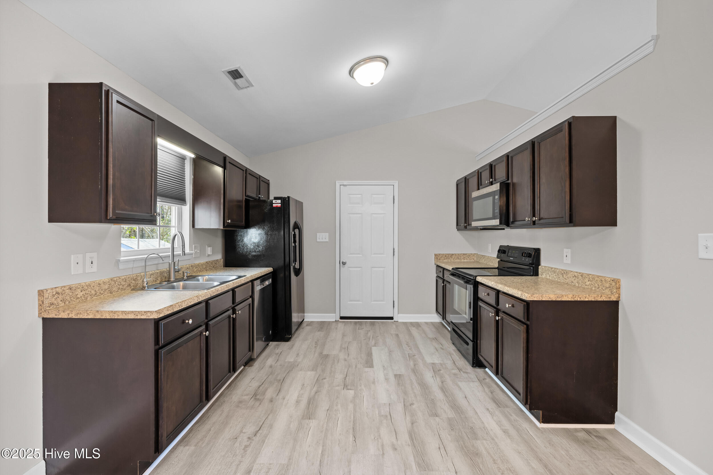 100568502 | Photo 16