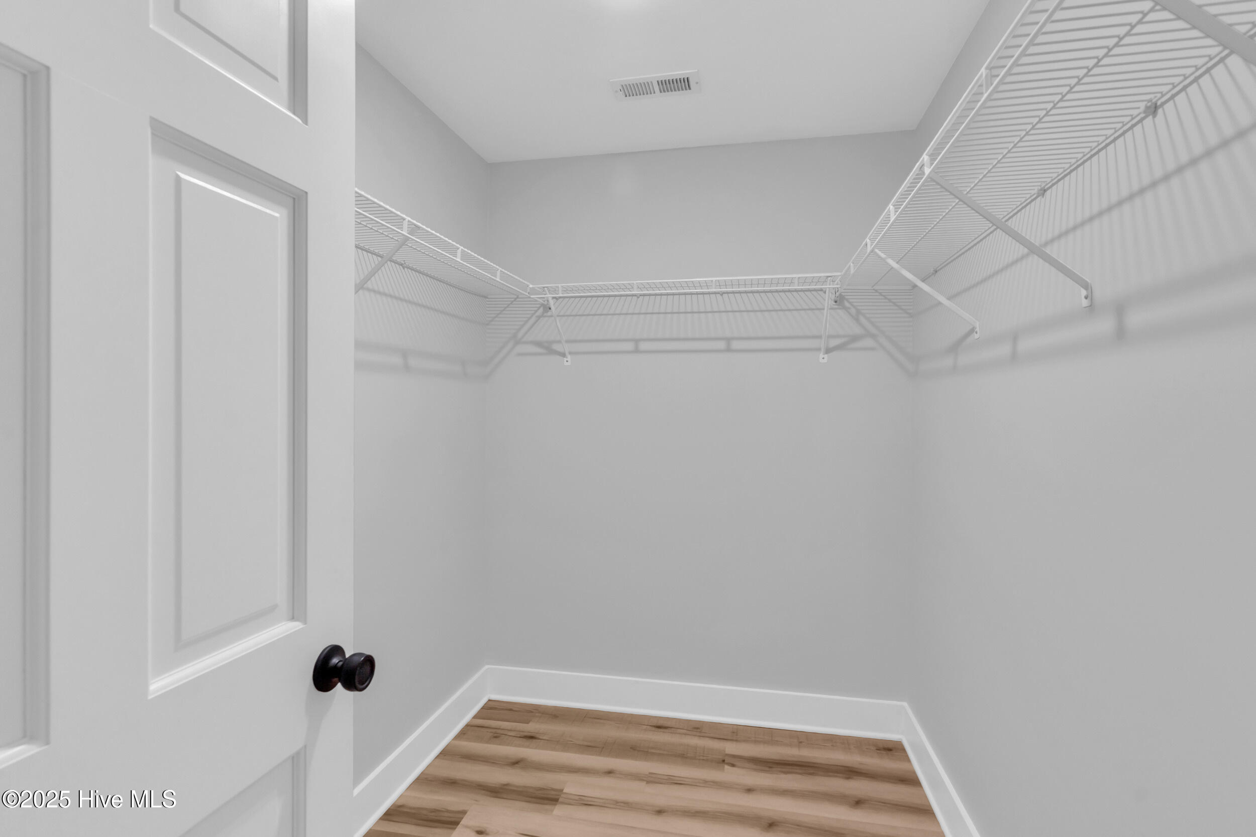 100538060 | Photo 24