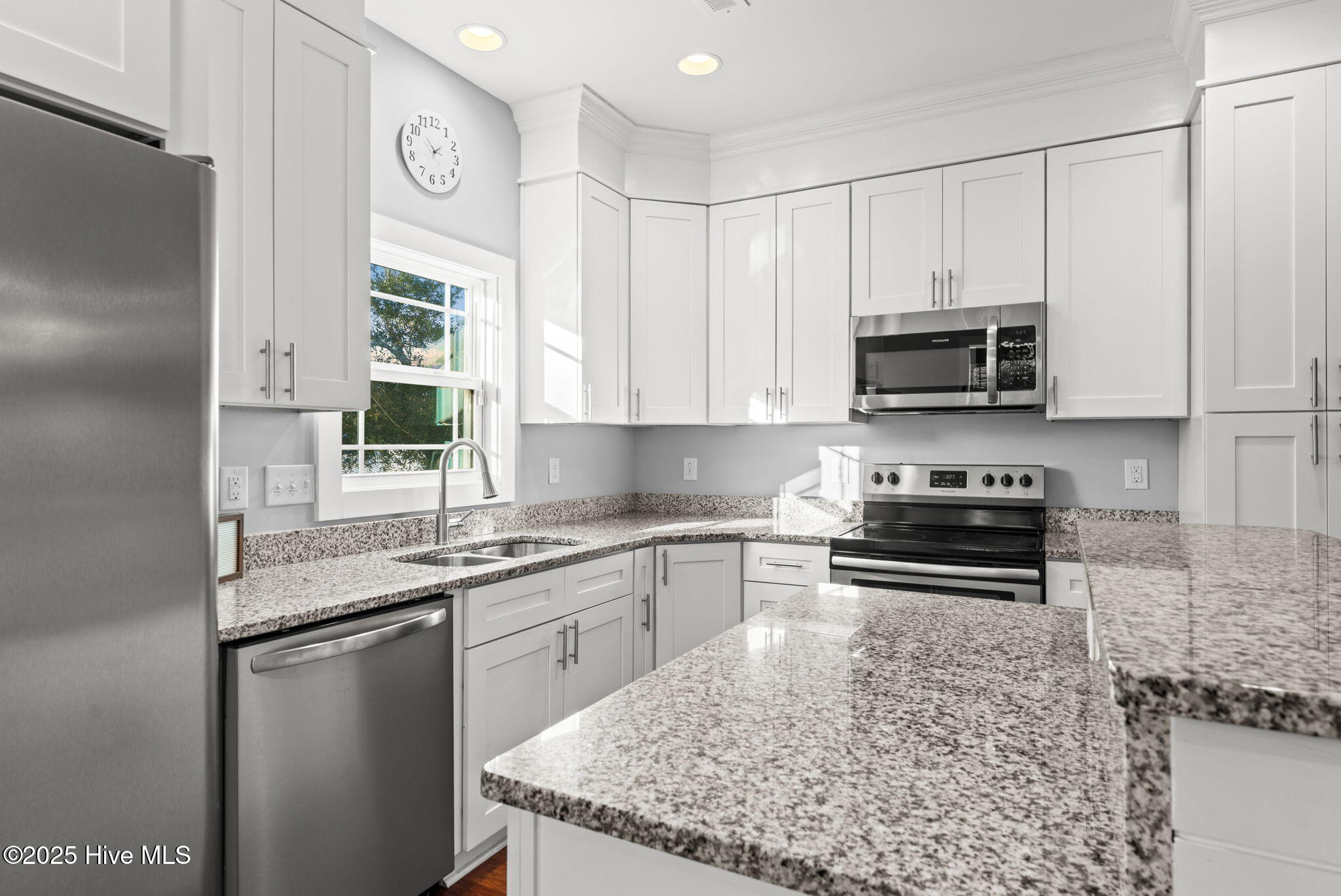 100545093 | Photo 15