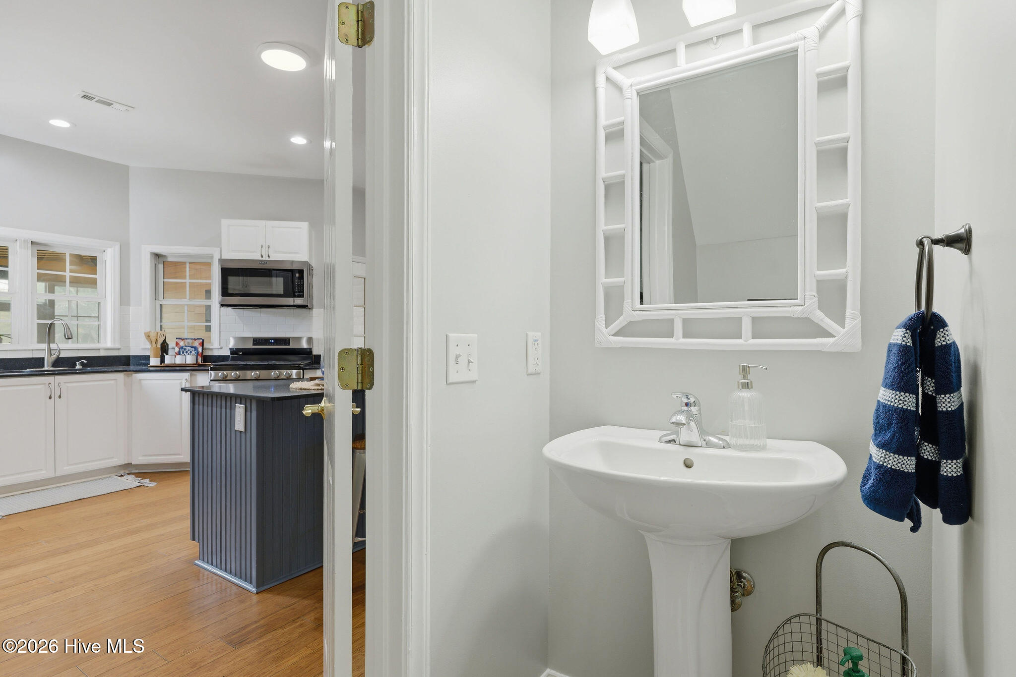 100565537 | Photo 65