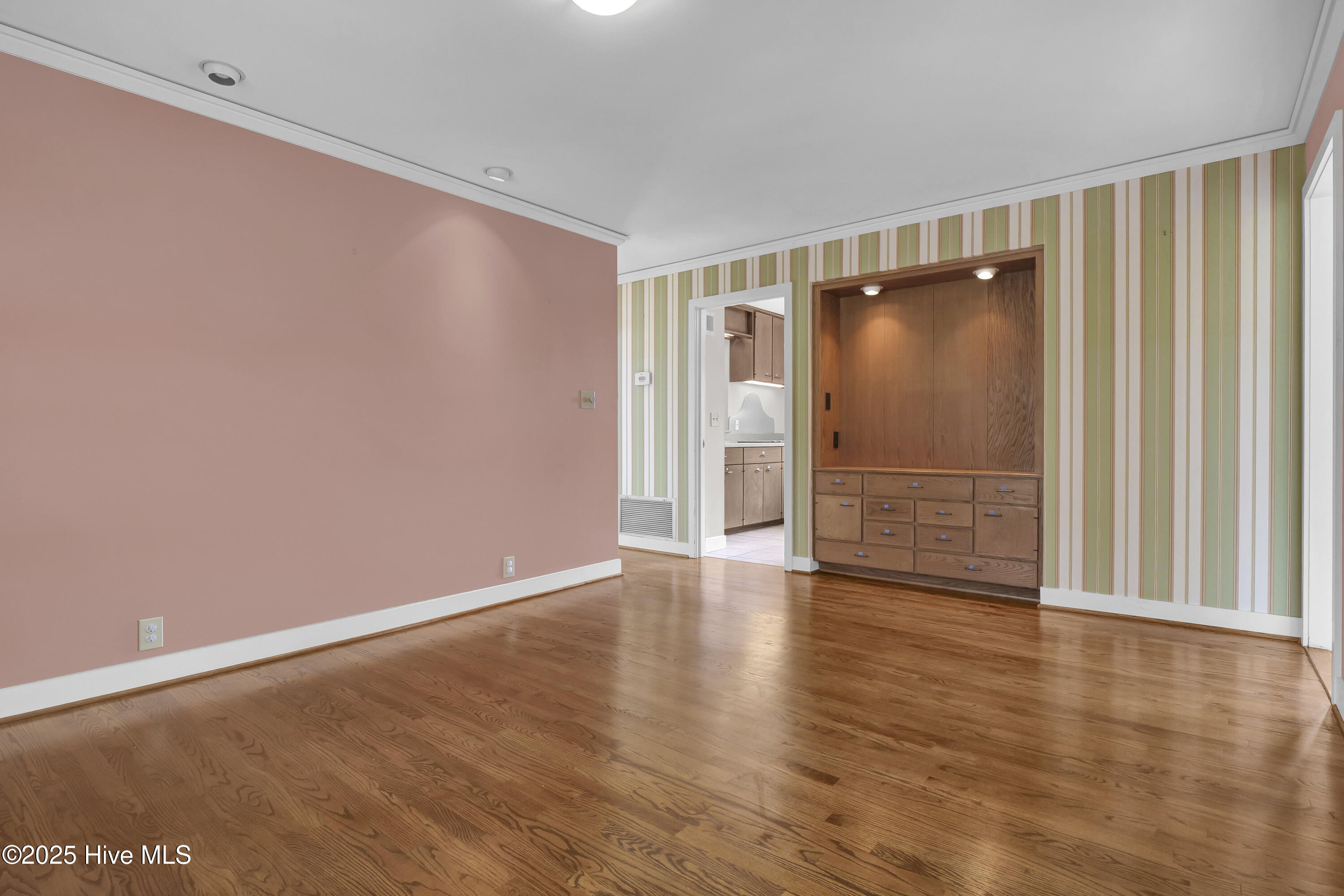 100527389 | Photo 11