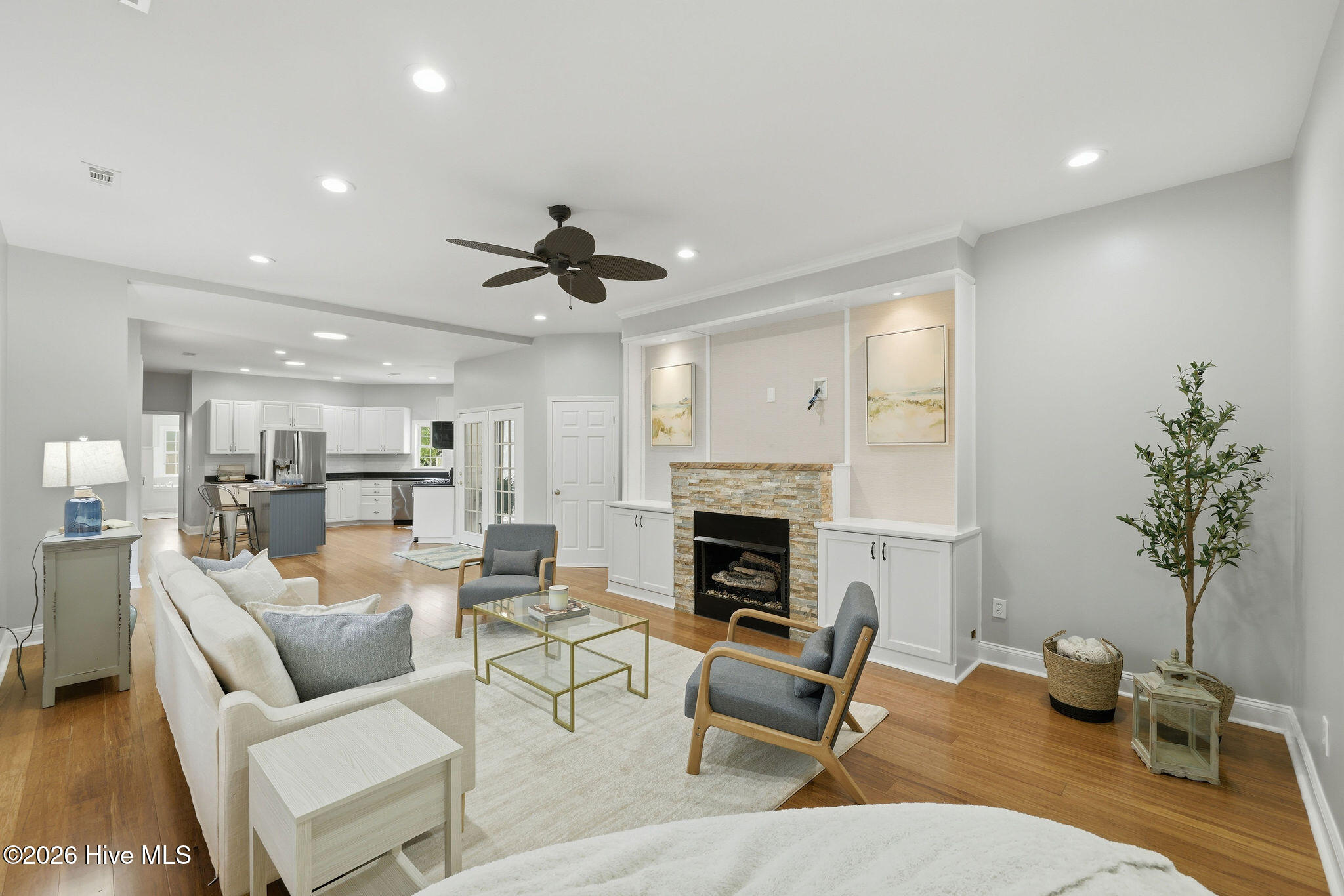 100565537 | Photo 54