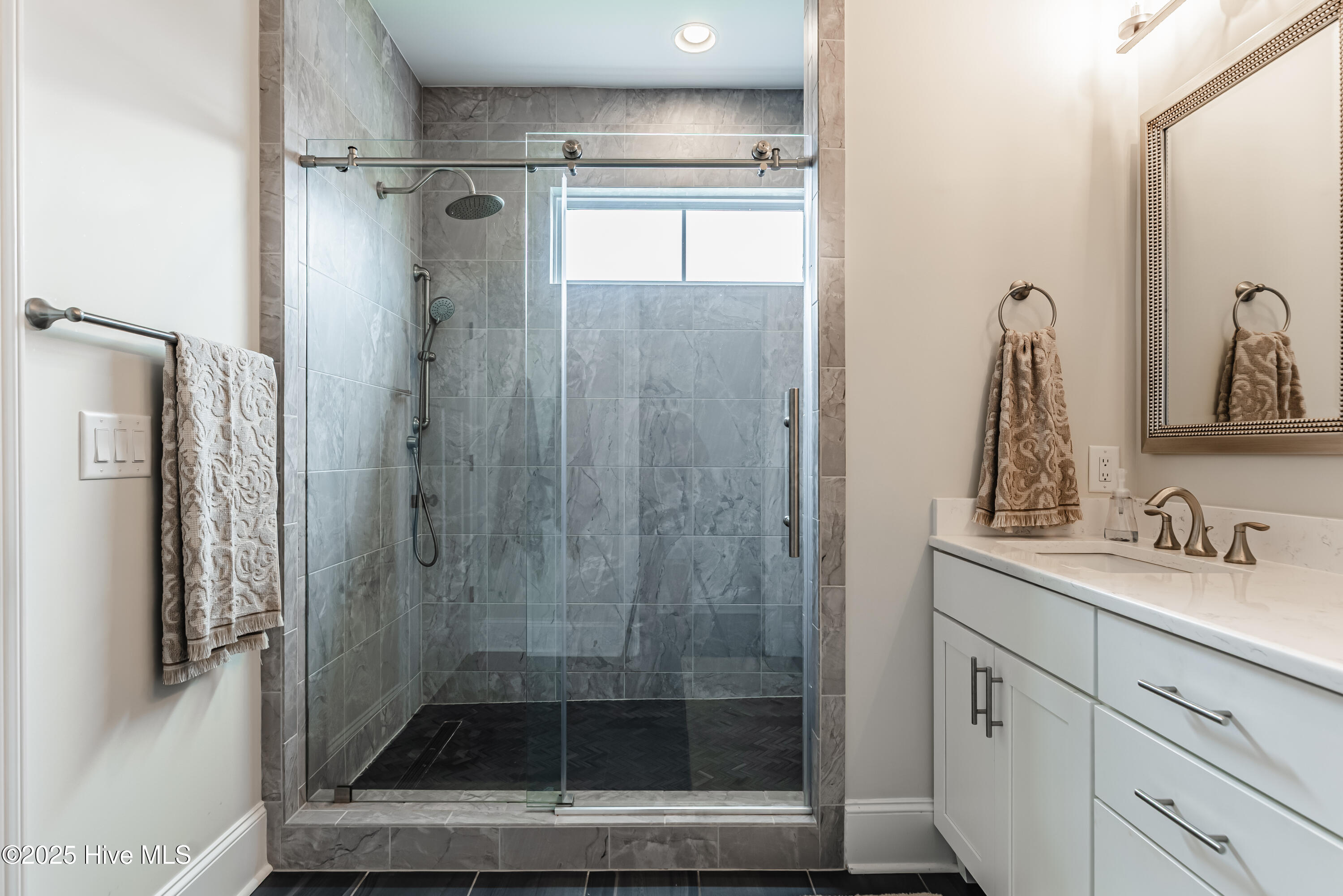 100523933 | Photo 34