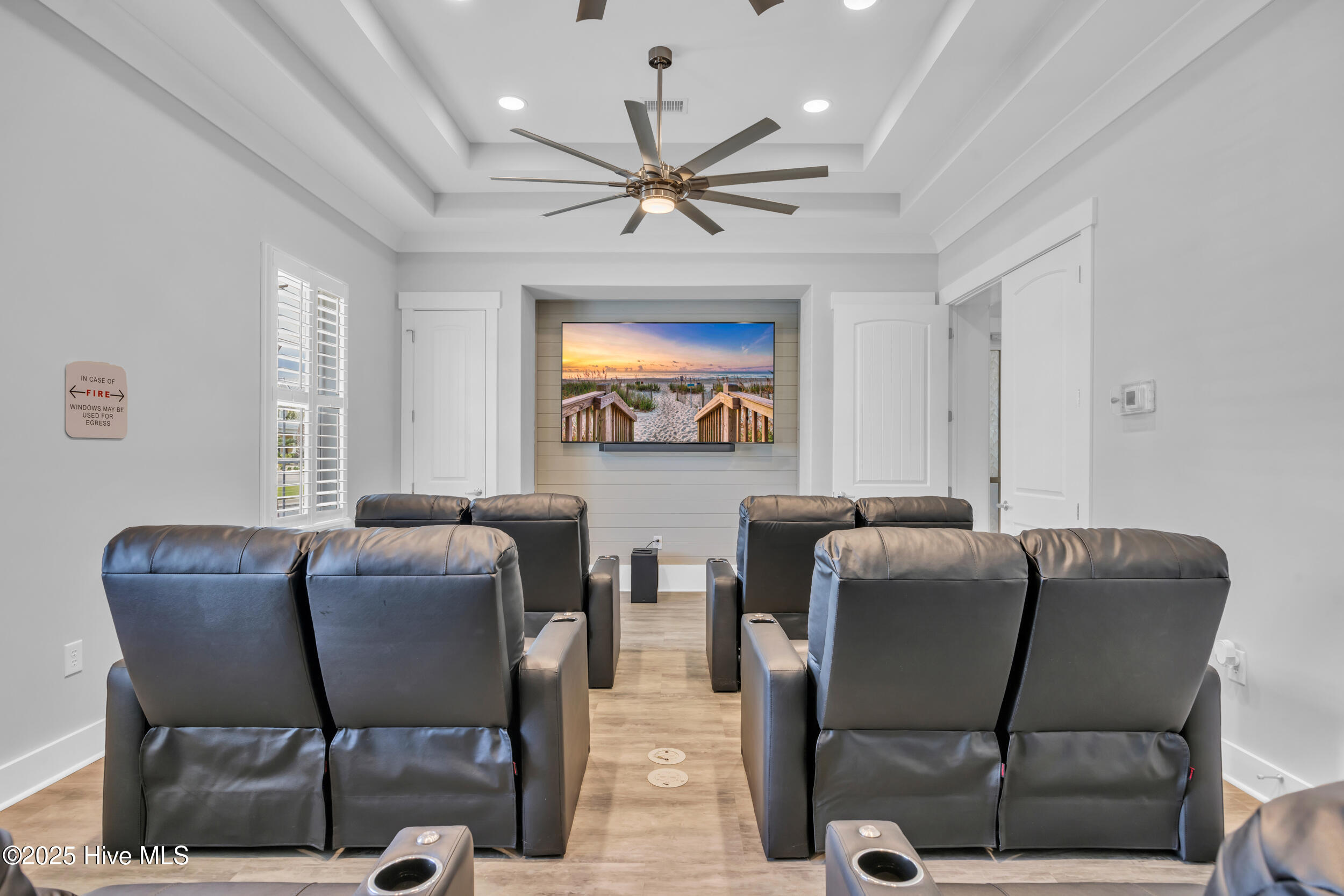 100547988 | Photo 28