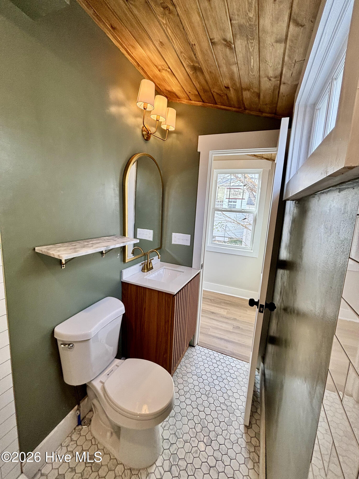 100555560 | Photo 24