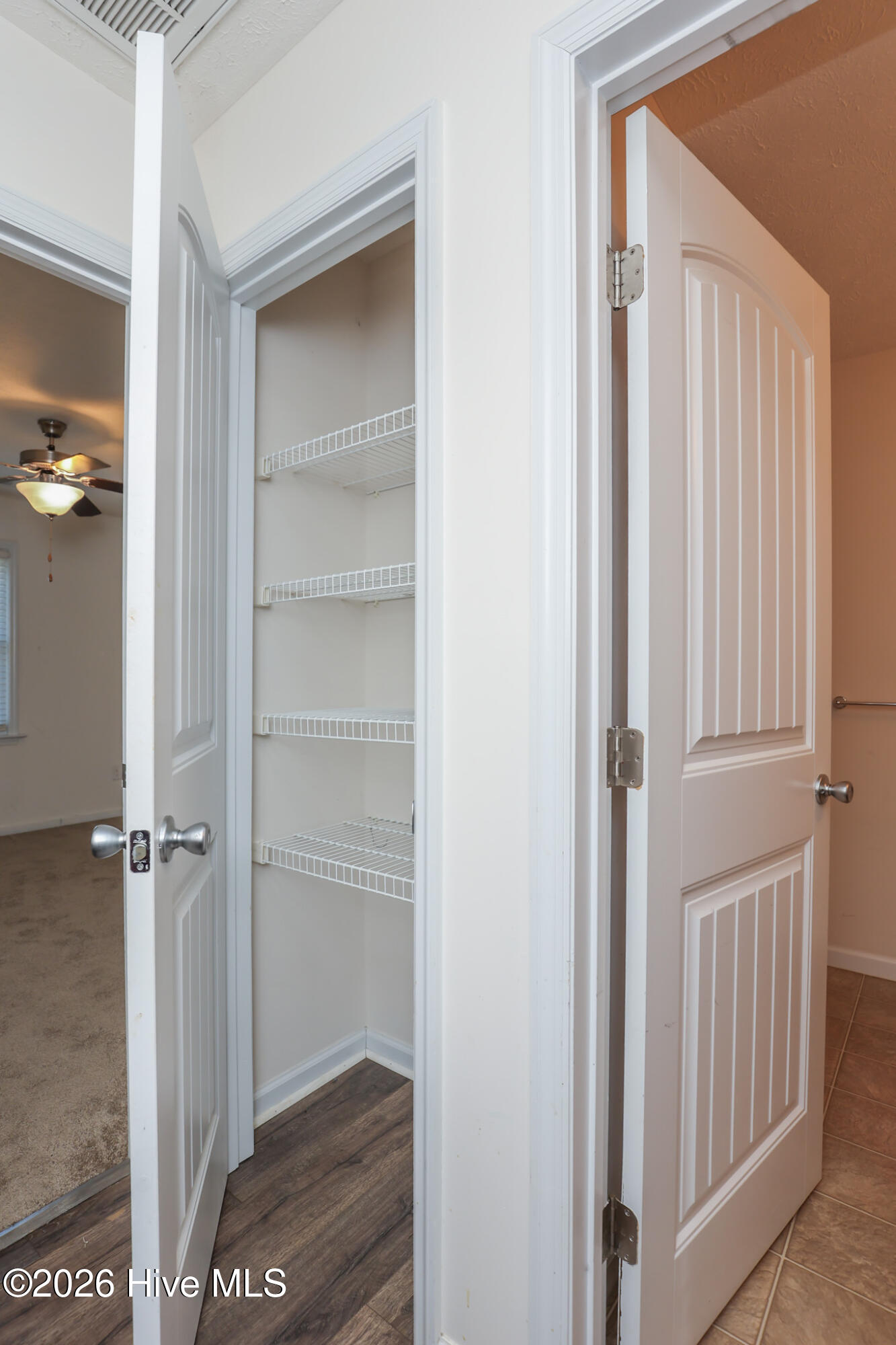 100523026 | Photo 30