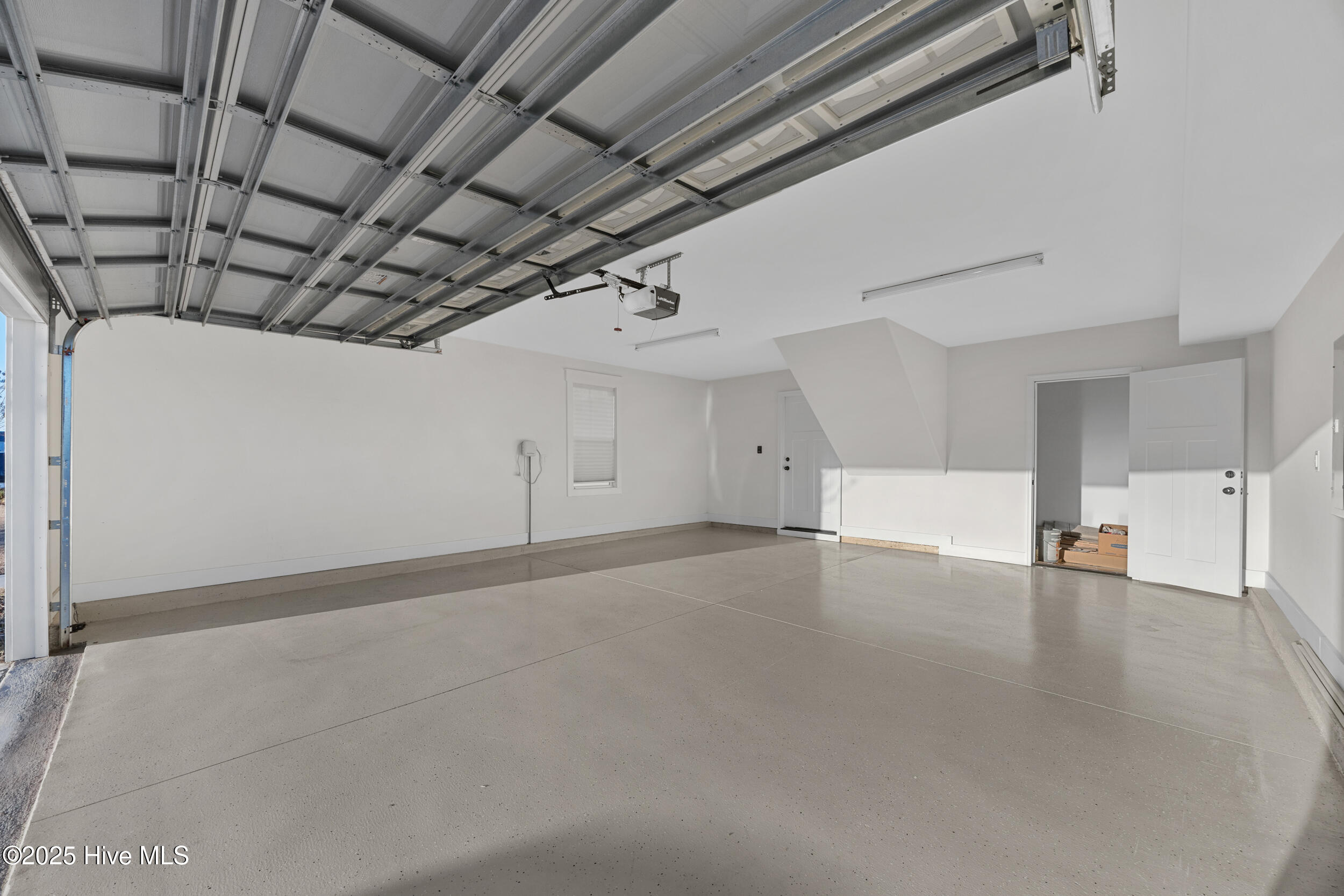 100545820 | Photo 33