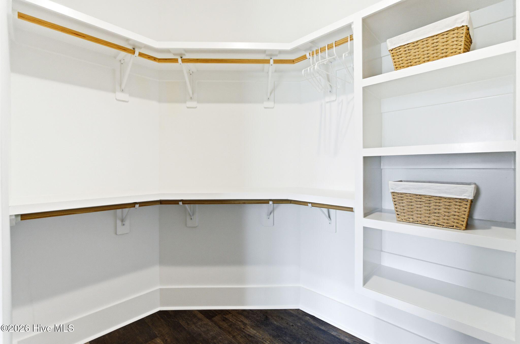 100565935 | Photo 26