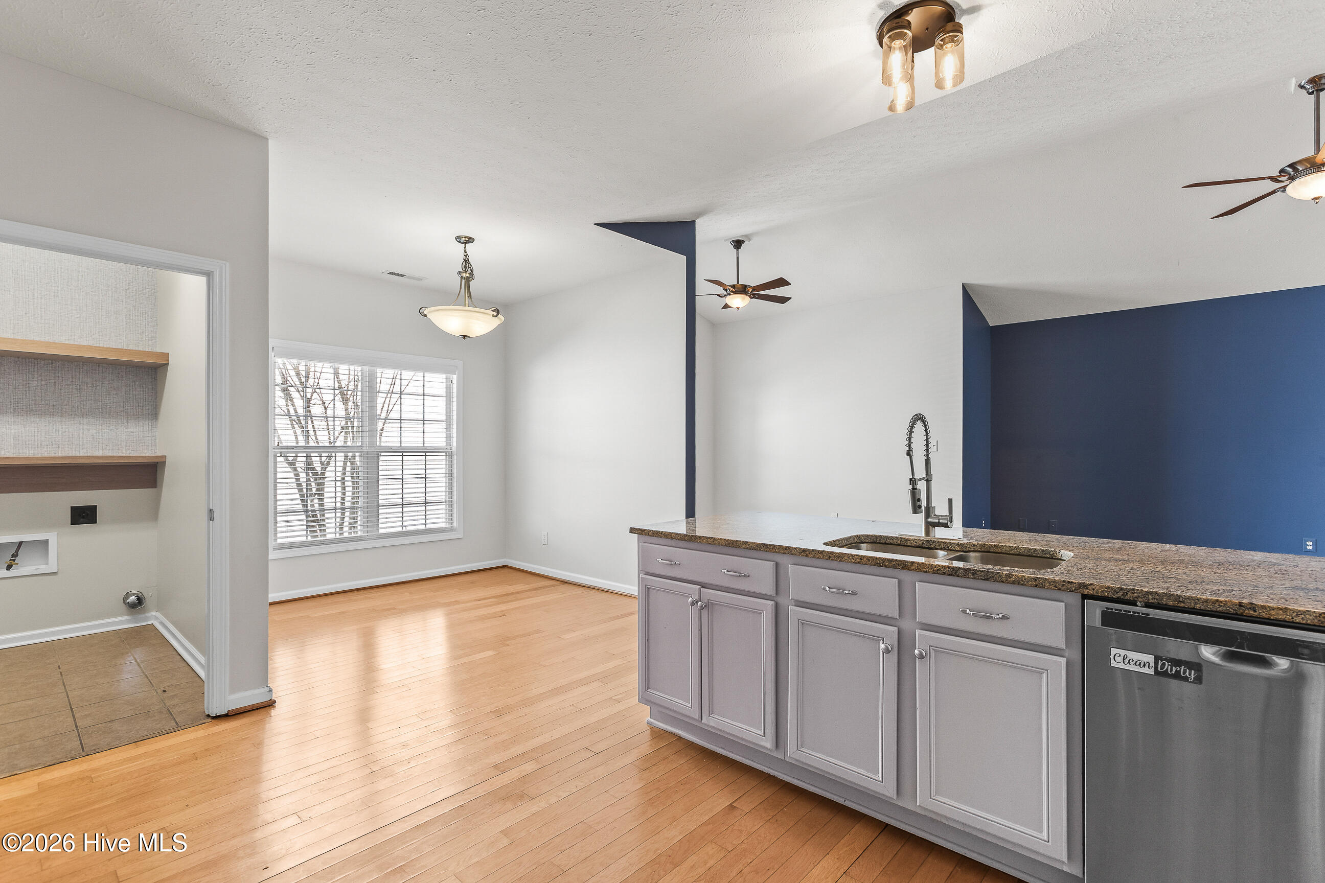 100560391 | Photo 14