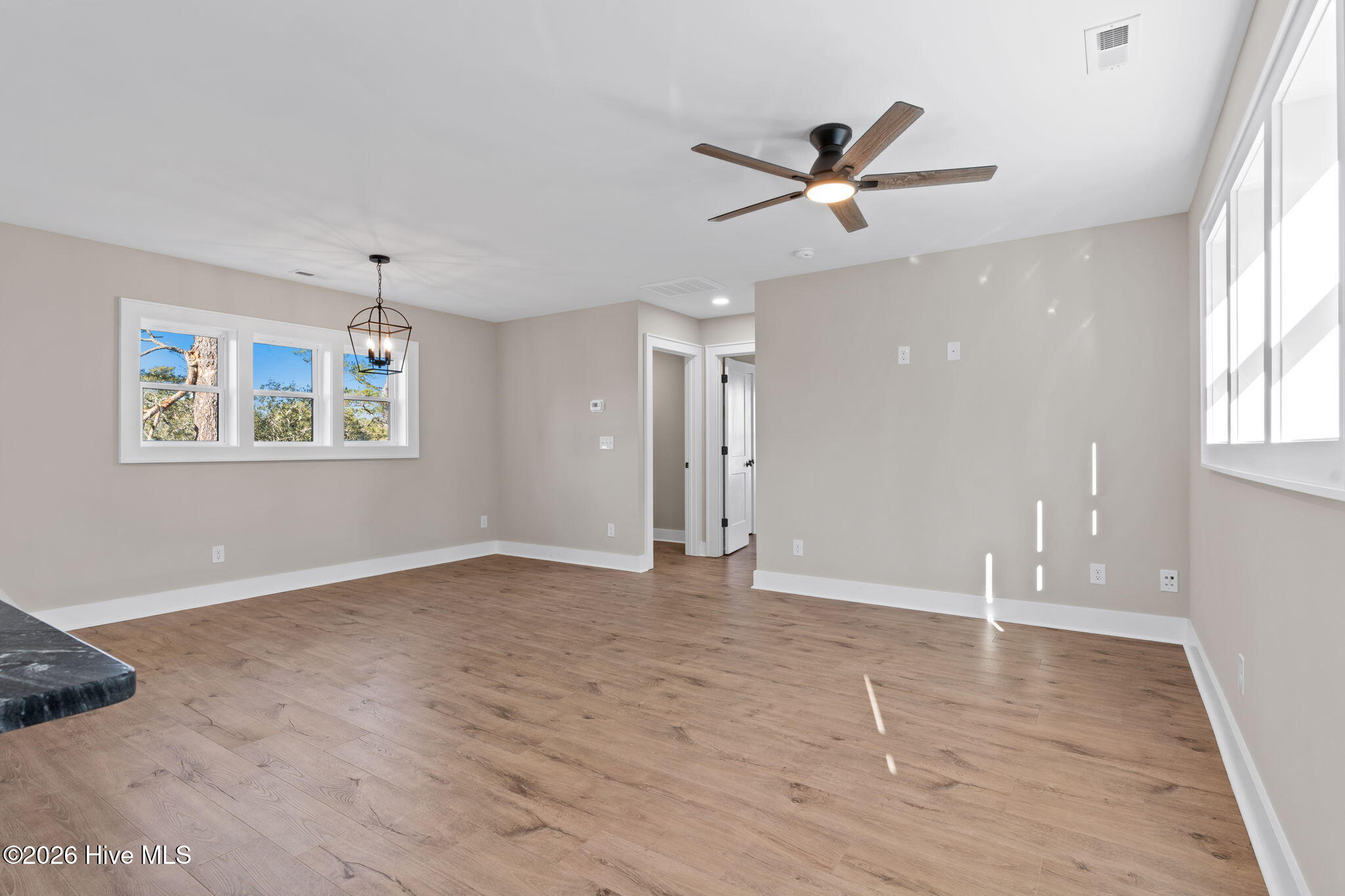 100553230 | Photo 14