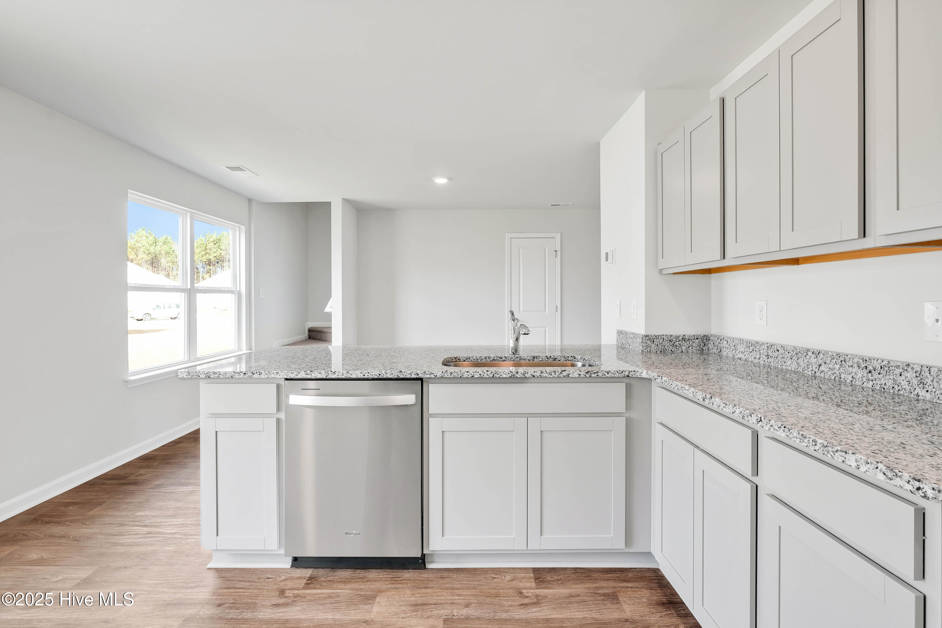 100518882 | Photo 14