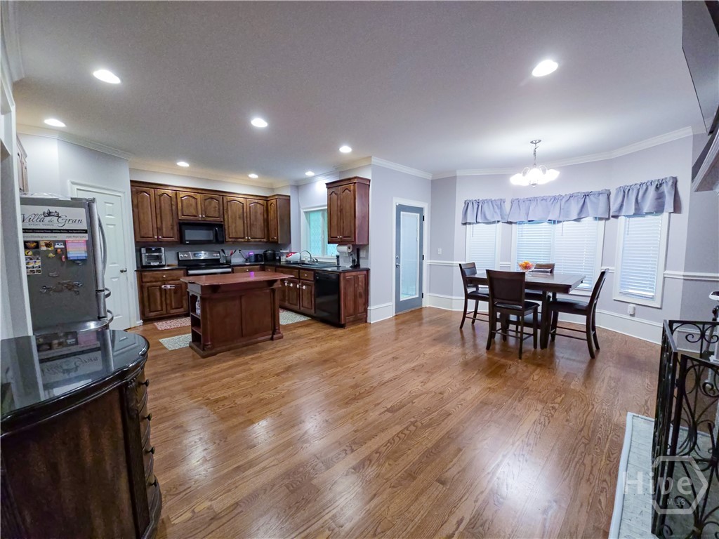 Open kitchen and breakfast room plan