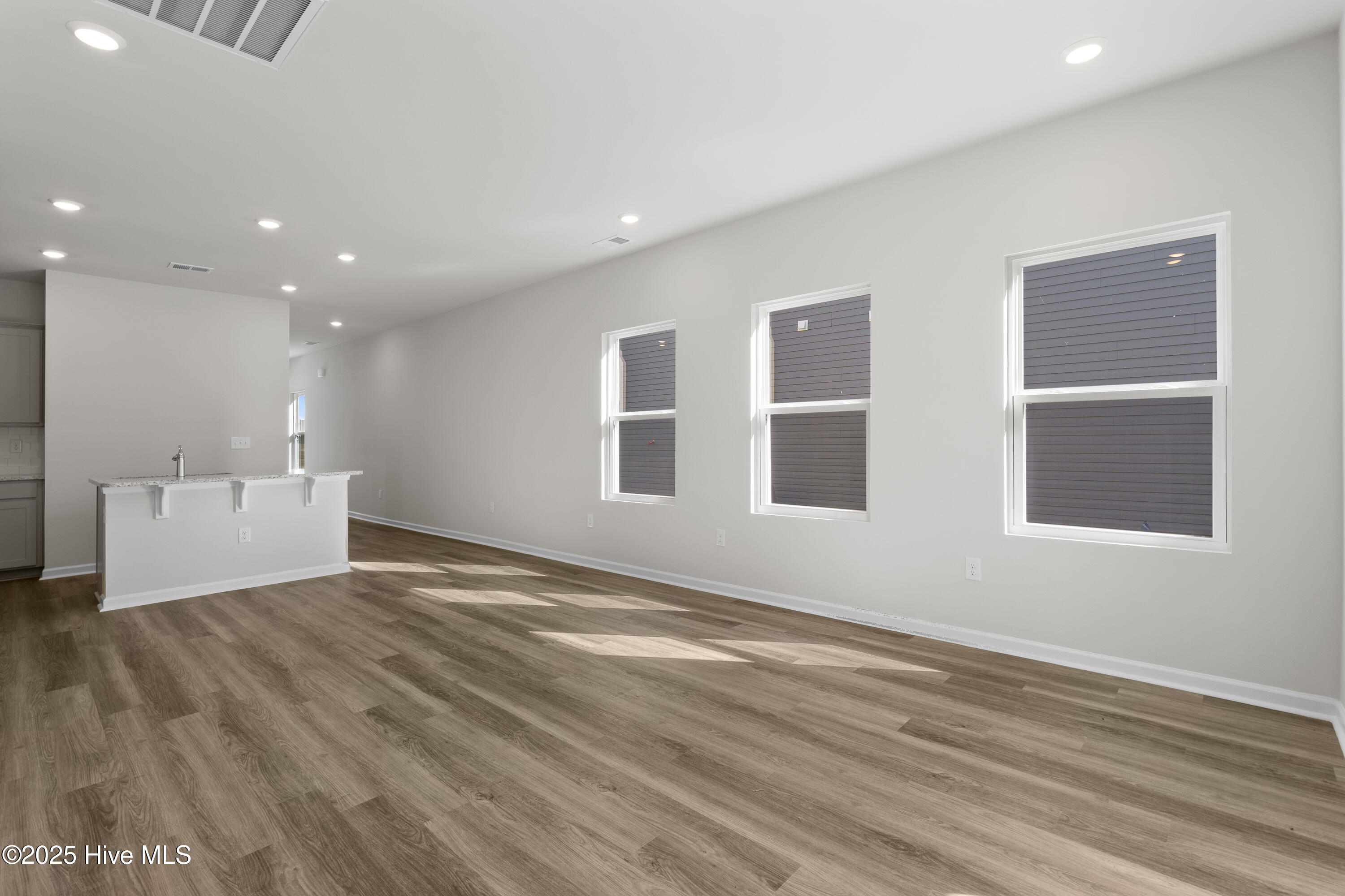 100536968 | Photo 12