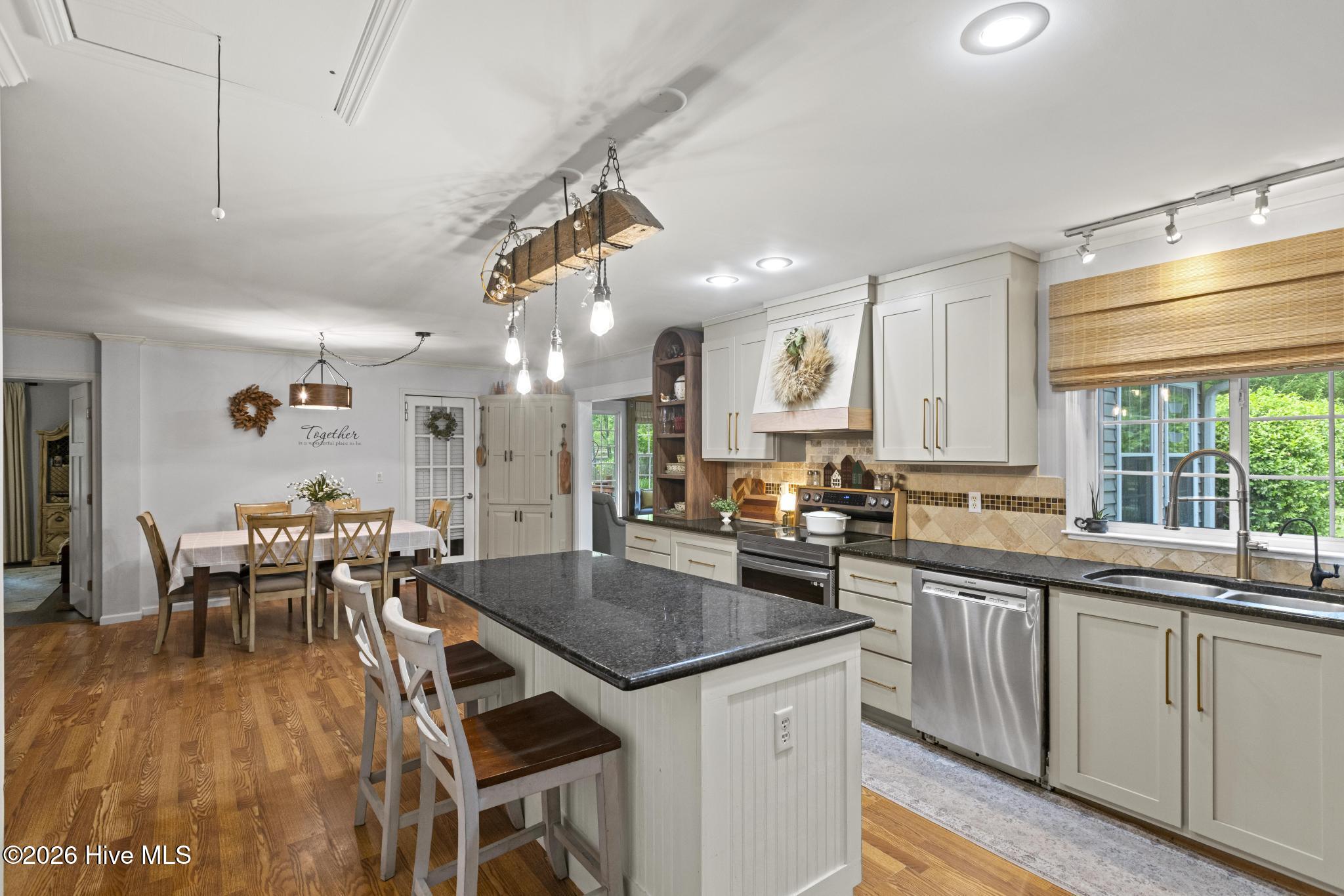 100569223 | Photo 13