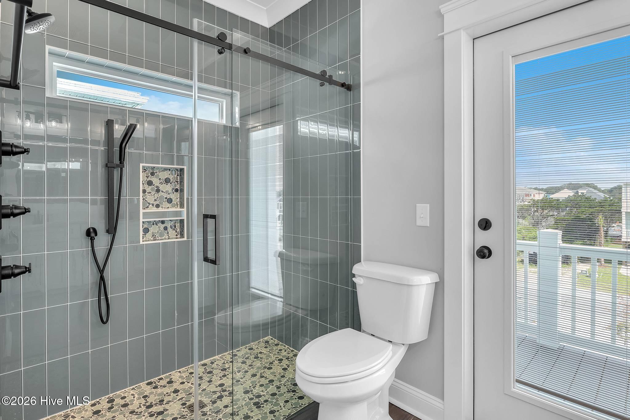 100558345 | Photo 85