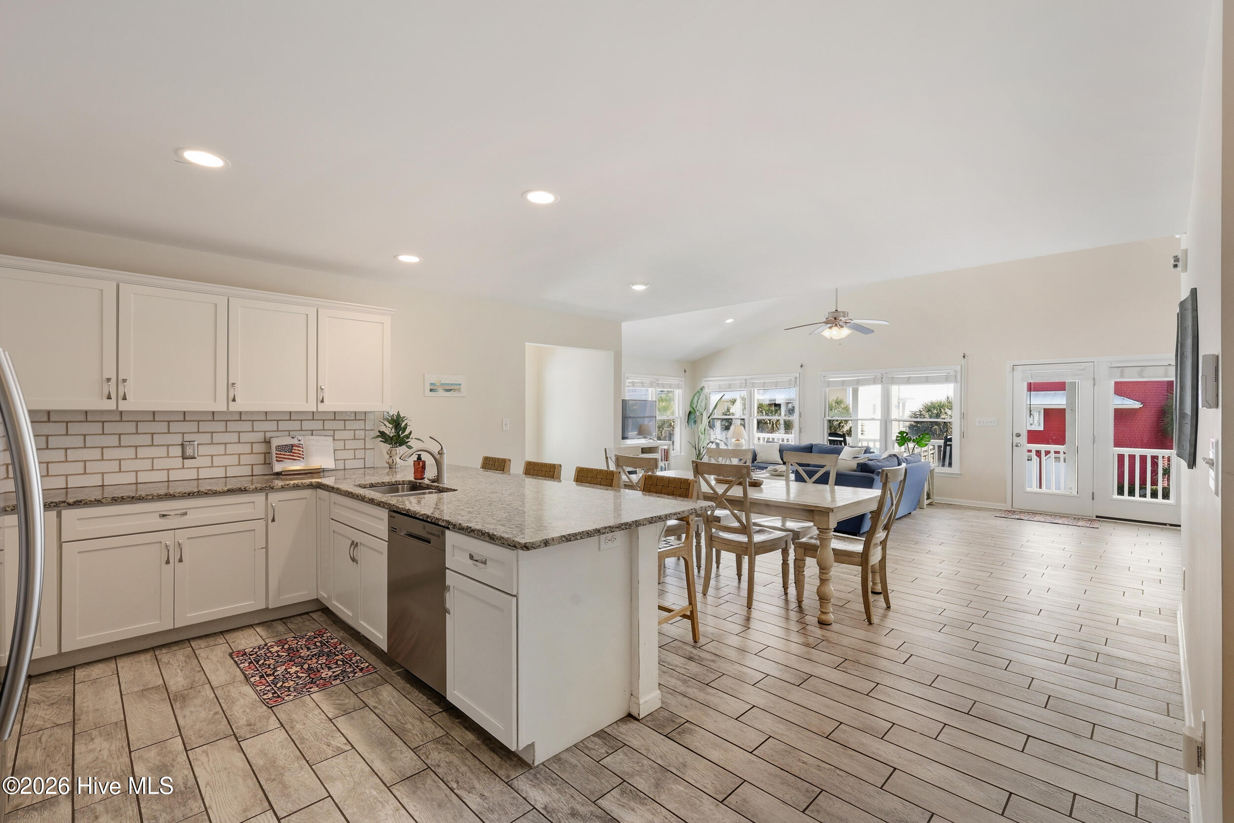 100561472 | Photo 21