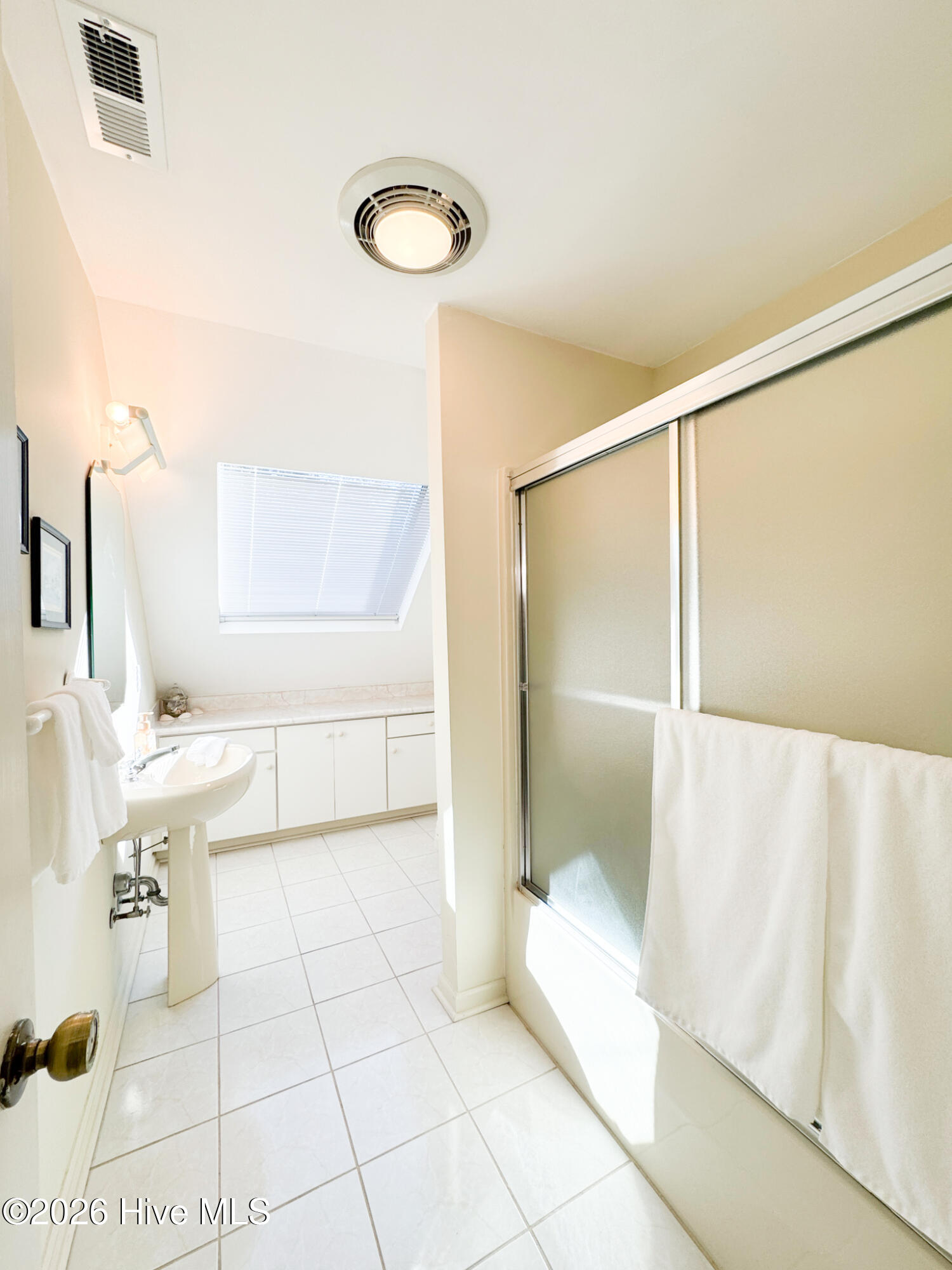 100547125 | Photo 30