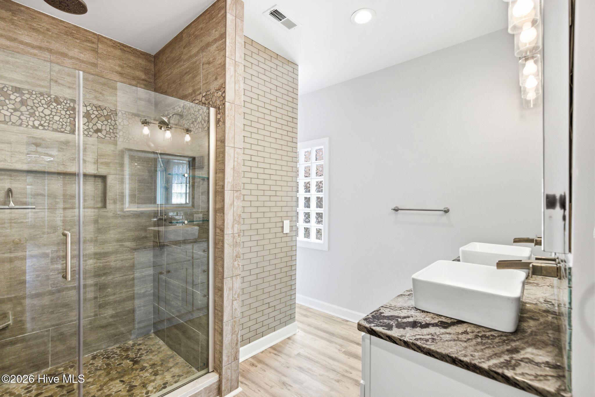 100567586 | Photo 23